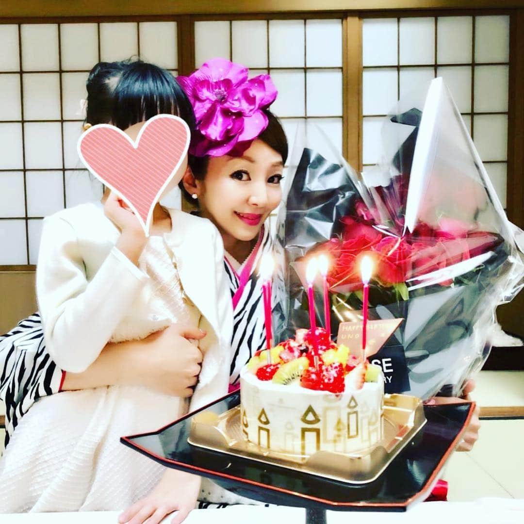 神田うのさんのインスタグラム写真 - (神田うのInstagram)「3月28日バースデー当日は家族水入らずディナーでした😋 女将さん💕には結納式もして頂いたんですよ😌 あれから12年早いなぁ。 素敵なお誕生日を過ごせました。 ハニーちゃん💕小unoちゃんに感謝❤️ #吉兆#東京吉兆#銀座#ginza#44歳#お誕生日#3月28日#家族#神田うの#unokanda#uno」3月30日 13時07分 - unokandaofficial