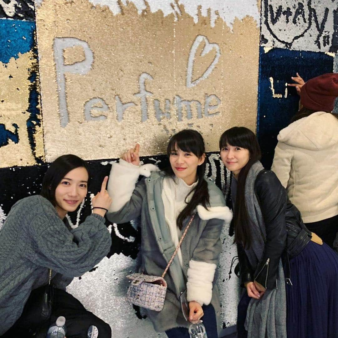 Perfumeさんのインスタグラム写真 - (PerfumeInstagram)「Went to the newly opened Hudson Yards and climbed up this interesting looking building, shopped in a mall next door, and wrote “Perfume” on the wall made of sequins!  2週間前にオープンしたばっかりのHudson Yardsに行ってきたよ！面白い建物に登って、隣のショッピングモールにスパンコールの壁に自分でメッセージかけるところがあってPerfumeって書いてきた^_^  #hudsonyards #nyc #newyork #hellohudsonyards #prfm #FuturePopTour」3月30日 13時09分 - prfm_official