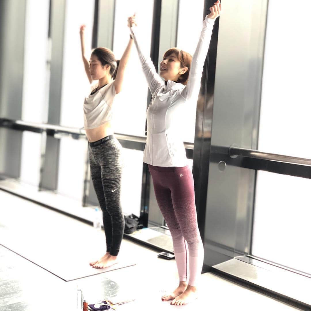 相沢礼子さんのインスタグラム写真 - (相沢礼子Instagram)「@asayoga_official  #3月30日  #asayoga  @mako_kataoka_official  @reikoaizawa828  コラボ ヨガ  今日はASAYOGAにて、片岡真子さんとコラボさせて頂きました。^ ^💕 #東京タワー展望台 貸切で行わせて頂いたヨガは、景色も素晴らしく、本当に感動の連続でした^ ^🌸 お恥ずかしながら、マコさんの言葉に感動して、わたしが涙するという。。 当たり前過ぎて気づかなかったことにも気付けて、たくさんの感謝の気持ちが生まれてきて、溢れ出る涙が止まりませんでした。  わたしはただただ、願います。みなさんが健康で、そしていつも笑っていられますように。  朝早くからお越し下さったみなさま、そして、関わって下さった全てのみなさまに感謝申し上げます。  心からありがとうございました😊💕 #yoga #ヨガ #相沢礼子　 #セントフォース #ミス日本  #私服  #コーディネート #outfit #ootd #zara #fashion  #forever21 #love #instagood #photooftheday #fashion #beautiful #happy #cute #followme」3月30日 13時22分 - reikoaizawa828