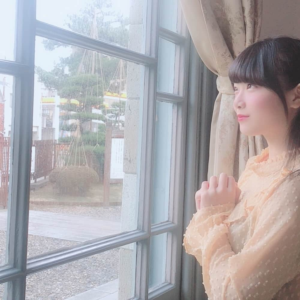 小越春花さんのインスタグラム写真 - (小越春花Instagram)「ロケ生写真のオフショっとです🥰 皆さんぜひチェックしてくださいっ！ #小越春花#ngt48 #ロケ生写真#オフショット #黄色#レトロ」3月30日 13時14分 - haruka_2525_ngt48