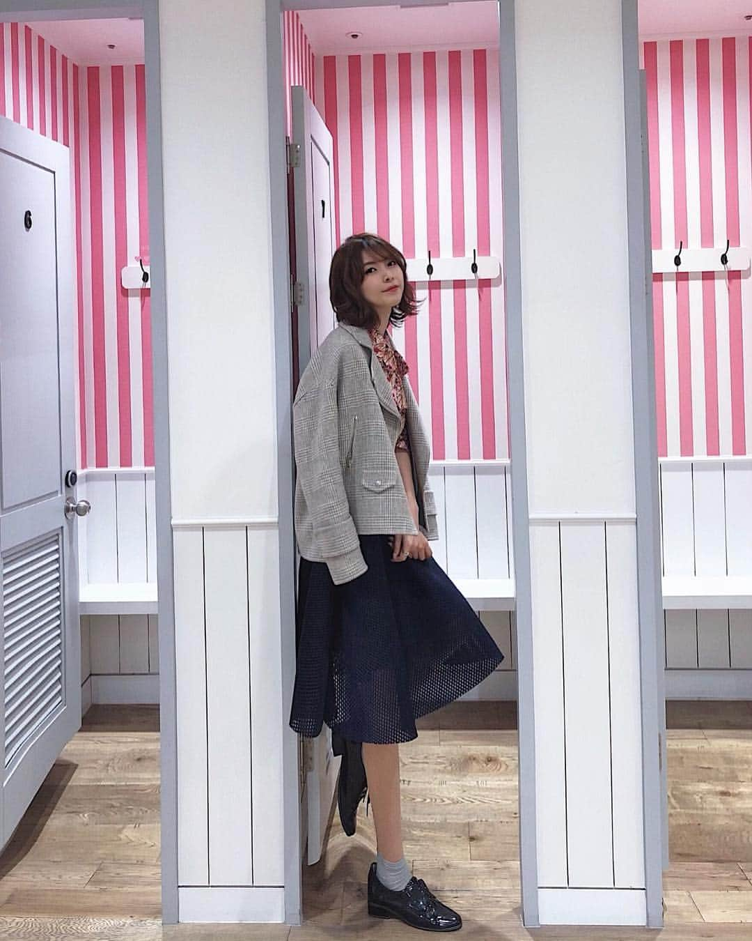 Yuika Matsuさんのインスタグラム写真 - (Yuika MatsuInstagram)「しふく . . outer @joemi_official #joemi #ジョエミ  skirt @lefua.closet . . . 韓国🇰🇷 は まだちょっと 寒かったから @joemi_official の ライダースジャケットを アウターに着て行ったよ♪ . . ソフトウール だから 軽くてあったかい☺️ . 今の時期に ちょうど良くて 写真見返すと ここ最近ずっと羽織ってるw . . 妹ちゃん 👩‍👧が行きたがってた ラインストア にも行けたし、 そこで初めて 指をハートにするポーズとってみたけど  コレは合ってるのかな？笑 . . . . . #韓国 #韓国旅行 #韓国カフェ  #カフェ #ソウルカフェ #korea #soul #ソウル旅行 #海外 #旅行 #trip #女子旅 #fly_peach . . . . . @joemi_official  こちらから購入できるよ💕 ↓  http://www.joemi.jp/」3月30日 13時14分 - yuika00802