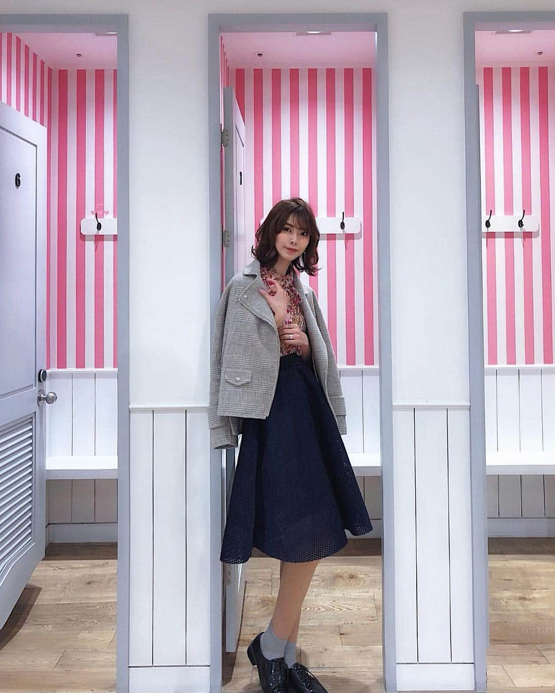 Yuika Matsuさんのインスタグラム写真 - (Yuika MatsuInstagram)「しふく . . outer @joemi_official #joemi #ジョエミ  skirt @lefua.closet . . . 韓国🇰🇷 は まだちょっと 寒かったから @joemi_official の ライダースジャケットを アウターに着て行ったよ♪ . . ソフトウール だから 軽くてあったかい☺️ . 今の時期に ちょうど良くて 写真見返すと ここ最近ずっと羽織ってるw . . 妹ちゃん 👩‍👧が行きたがってた ラインストア にも行けたし、 そこで初めて 指をハートにするポーズとってみたけど  コレは合ってるのかな？笑 . . . . . #韓国 #韓国旅行 #韓国カフェ  #カフェ #ソウルカフェ #korea #soul #ソウル旅行 #海外 #旅行 #trip #女子旅 #fly_peach . . . . . @joemi_official  こちらから購入できるよ💕 ↓  http://www.joemi.jp/」3月30日 13時14分 - yuika00802