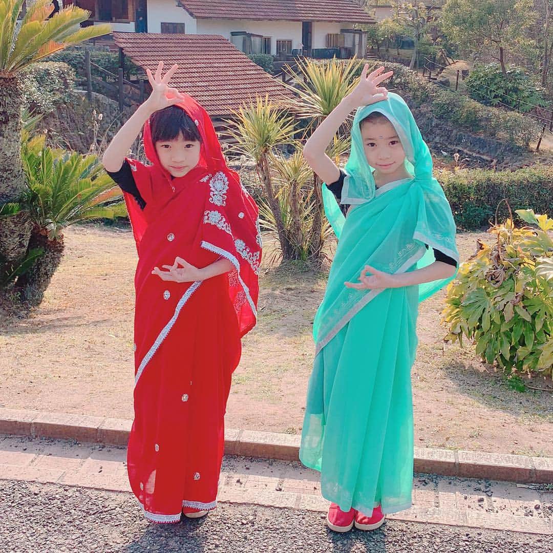 ぴよ。こぱ。さんのインスタグラム写真 - (ぴよ。こぱ。Instagram)「#インド 風ポーズ。 . #サリー って可愛いね。 . . . #kids #twins #キッズ #ツインズ #ふたご #双子 #二卵性双生児 #二卵性 #民族衣装 #リトルワールド」3月30日 13時20分 - uca.34