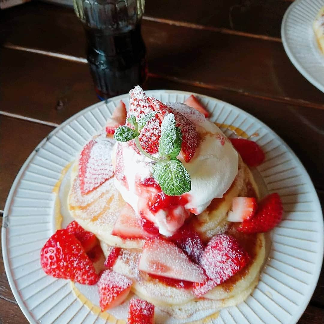 ピックさんのインスタグラム写真 - (ピックInstagram)「徳島県の美味しいホットケーキのカフェに～😉 、 カフェ クグルさんに❗ 、 私は、季節限定の🍓 みさおちゃんは、定番の、生クリームアイスクリーム乗せ💖💖💖 、 ここのカフェのホットケーキも、是非❗ 、 めちゃくちゃ美味しいよ😃 、 🍓は980円 定番のは、780円❤️ 、 #カフェ  #クグル  #ホットケーキ #徳島県 #カフェ巡り  #おやつ #いちご  #季節限定  #パンケーキ #喫茶店 #徳島 #幸せ #お友達 #生クリーム 大好き #カフェスタグラム #カフェ女子 #カフェ大好き #カフェ好き」3月30日 13時30分 - pick09040904