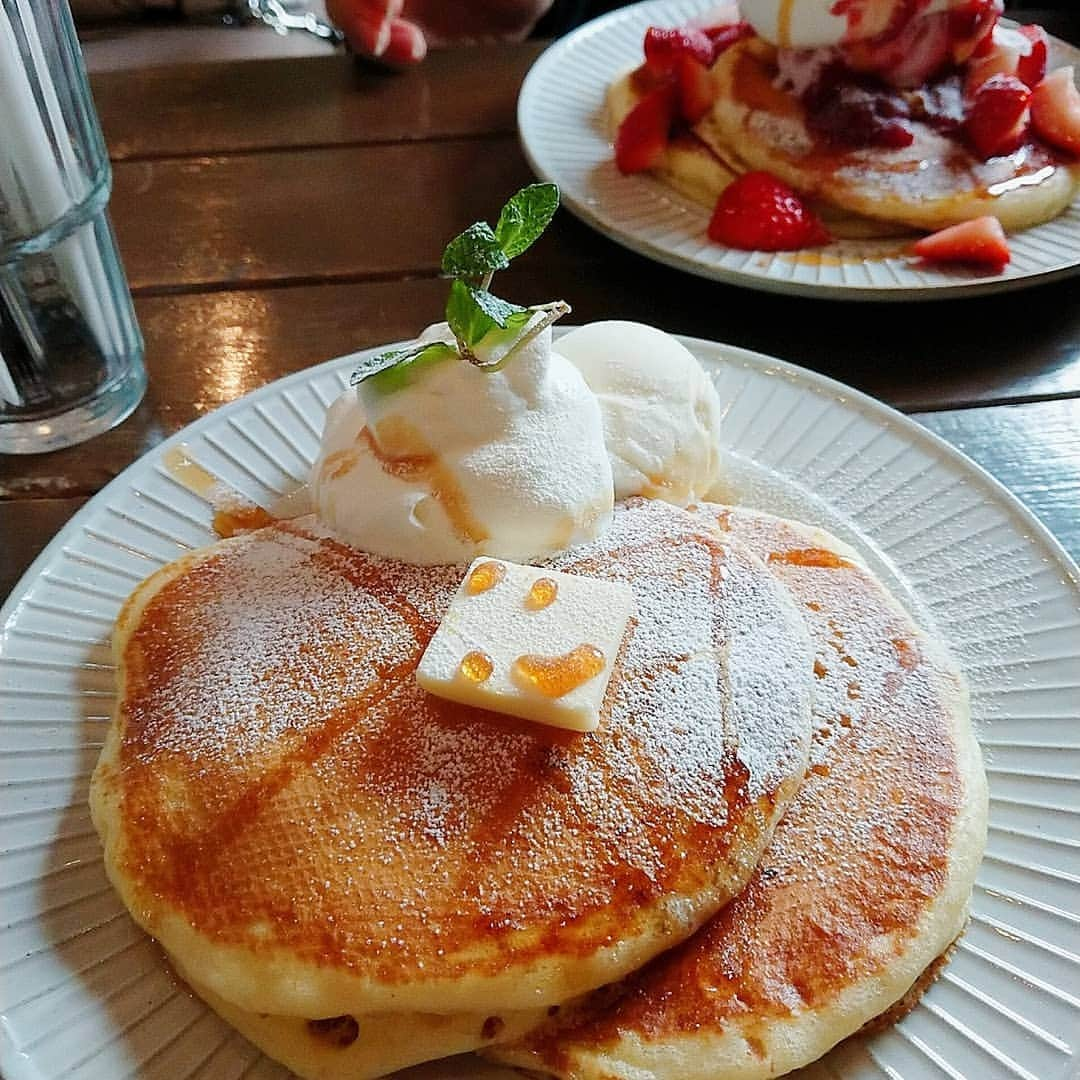 ピックさんのインスタグラム写真 - (ピックInstagram)「徳島県の美味しいホットケーキのカフェに～😉 、 カフェ クグルさんに❗ 、 私は、季節限定の🍓 みさおちゃんは、定番の、生クリームアイスクリーム乗せ💖💖💖 、 ここのカフェのホットケーキも、是非❗ 、 めちゃくちゃ美味しいよ😃 、 🍓は980円 定番のは、780円❤️ 、 #カフェ  #クグル  #ホットケーキ #徳島県 #カフェ巡り  #おやつ #いちご  #季節限定  #パンケーキ #喫茶店 #徳島 #幸せ #お友達 #生クリーム 大好き #カフェスタグラム #カフェ女子 #カフェ大好き #カフェ好き」3月30日 13時30分 - pick09040904