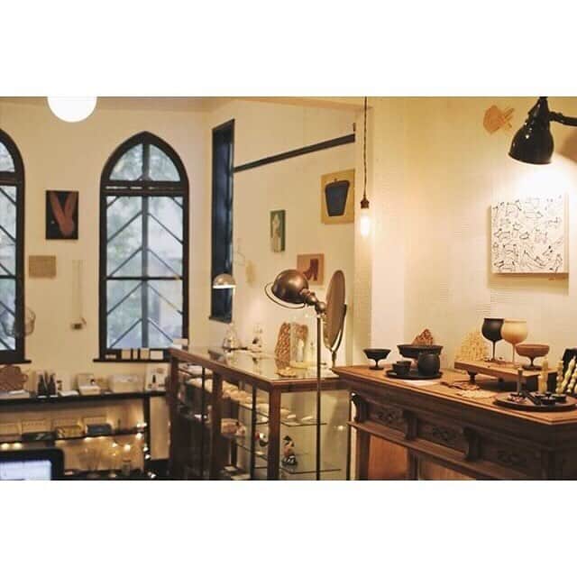 Mogu Takahashiさんのインスタグラム写真 - (Mogu TakahashiInstagram)「Happy spring! My small paintings are shown and sold at @uguisu_shoppe from yesterday until end of April. Also you can find my zines and cards there! If you’re in Tokyo come to visit!﻿ 🐘🌸 ﻿ <UGUiSU THE LITTLE SHOPPE> ﻿ Open: only Friday-Sunday ﻿ ﻿ —﻿ いつもzineを扱ってくれている西麻布のセレクトショップ @uguisu_shoppe にて4月末までわたしの原画を販売しています。展示ではないので、即日おもちかえりいただけます。どうぞ作品たちのひそひそ話に耳をかたむけにおこしください﻿👂🏻👂🏻 お店は、金、土、日のみオープン。﻿ 4/28は臨時休業です。ご注意ください。﻿ www.uguisulittleshoppe.com﻿ ﻿ #uguisuthelittleshoppe #mogutakahashi #🌸 .」3月30日 13時26分 - mogutakahashi