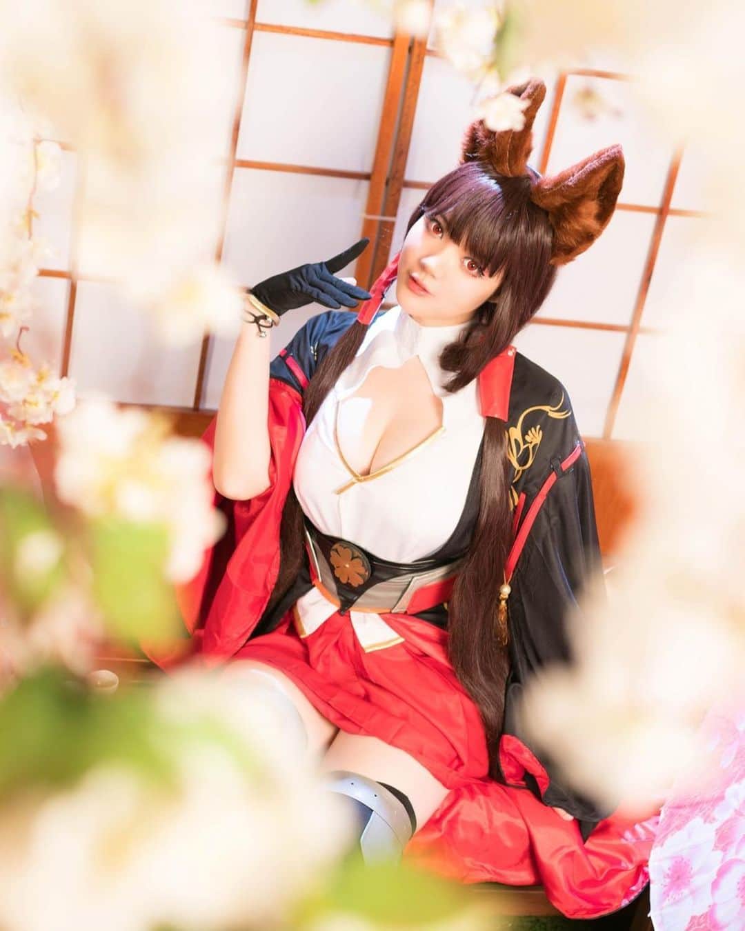 YingTzeさんのインスタグラム写真 - (YingTzeInstagram)「Akagi from Azur Lane ❤️✨ Quick preview from yesterday’s photoshoot. Full set available as reward for Patreon in April ! ▶️ www.patreon.com/yingtze _ There is so much work to do nearing the end of the month that I don’t know which to work on first . 😌  All I want to do now is sleep because this week has been crazy busy lol _ Tonight my Live Gaming Stream returns ! I’ll be playing Yakuza 0 tonight at 9pm (GMT+8). One of my cabaret girl got kidnapped I need to save her !! See you later tonight my Team YTZ ~ only at my Facebook Page ! ▶️ www.facebook.com/yingtze1206 _ 📸 @17.ambition  #blessed #azurlane #azurlanecosplay #azurlanejp #akagi #foxgirl #foxears #kemonomimi ＃アズールレーン」3月30日 13時28分 - yingtze
