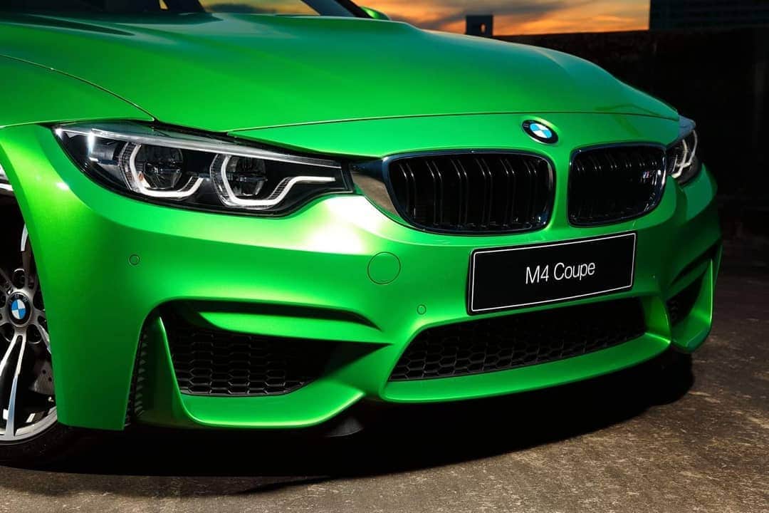 BMW Thailandさんのインスタグラム写真 - (BMW ThailandInstagram)「BMW M4 Coupé คันนี้ นอกจากสีจะแรงบาดตาบาดใจแล้ว ยังมาพร้อมพละกำลังแรงม้าที่เต็มเปี่ยมถึง 431 แรงม้า ประกบคู่กับเกียร์ 7 สปีด M แรงแบบไม่ธรรมดาเลยจริงๆ  ด้วยราคาเริ่มต้นที่ 8,909,000 บาท (สีพิเศษ Java Green) *ราคารถรวมแพคเกจ BSI Standard (การบริการบำรุงรักษา 3 ปี หรือ 60,000 กม. และการรับประกัน 3 ปี ไม่จำกัดระยะทาง) *เงื่อนไขเป็นไปตามที่บริษัทฯ กำหนด  หากคุณสนใจความแรงใน BMW M4 Coupé สามารถติดต่อได้ที่ผู้จำหน่ายฯ อย่างเป็นทางการ ได้แล้ววันนี้! #BMW #BMWTH #BMWM4」3月30日 13時36分 - bmwthailand