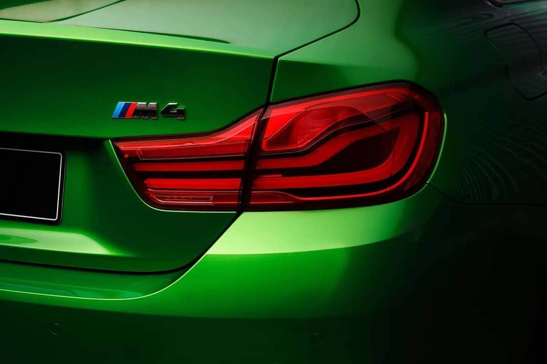 BMW Thailandさんのインスタグラム写真 - (BMW ThailandInstagram)「BMW M4 Coupé คันนี้ นอกจากสีจะแรงบาดตาบาดใจแล้ว ยังมาพร้อมพละกำลังแรงม้าที่เต็มเปี่ยมถึง 431 แรงม้า ประกบคู่กับเกียร์ 7 สปีด M แรงแบบไม่ธรรมดาเลยจริงๆ  ด้วยราคาเริ่มต้นที่ 8,909,000 บาท (สีพิเศษ Java Green) *ราคารถรวมแพคเกจ BSI Standard (การบริการบำรุงรักษา 3 ปี หรือ 60,000 กม. และการรับประกัน 3 ปี ไม่จำกัดระยะทาง) *เงื่อนไขเป็นไปตามที่บริษัทฯ กำหนด  หากคุณสนใจความแรงใน BMW M4 Coupé สามารถติดต่อได้ที่ผู้จำหน่ายฯ อย่างเป็นทางการ ได้แล้ววันนี้! #BMW #BMWTH #BMWM4」3月30日 13時36分 - bmwthailand