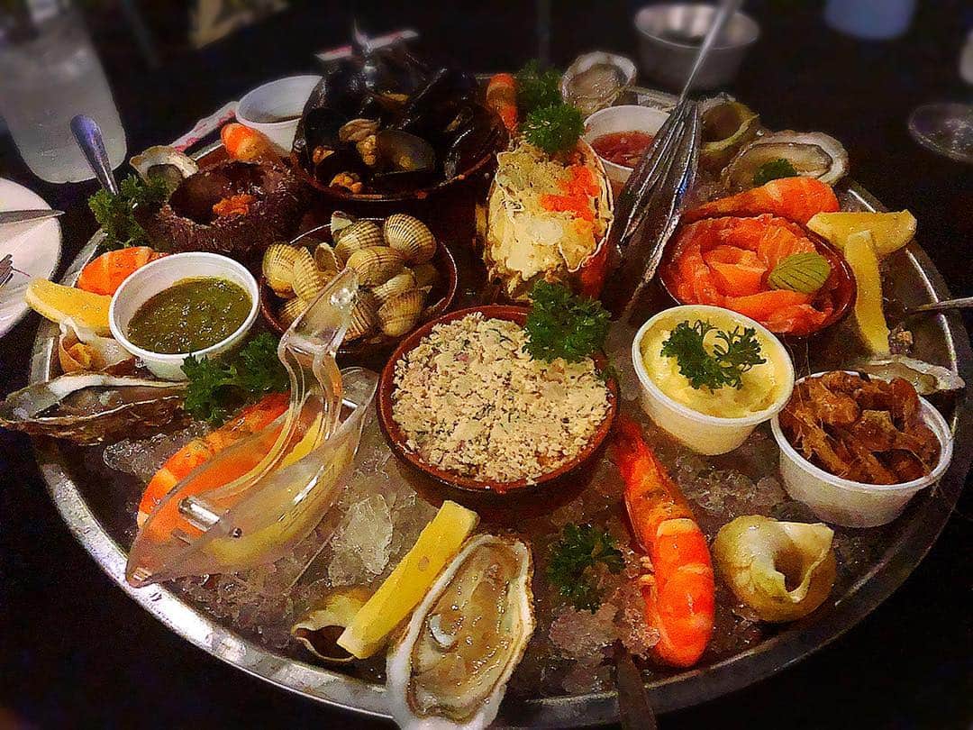 奥山かずささんのインスタグラム写真 - (奥山かずさInstagram)「タイで行った地中海料理(まさかの)。美味しすぎました。雲丹とか牡蠣とか好きだし何より私は生ハムとチーズがとにかく好きです。本場のヨーロッパも いつか🍋☺︎！ #地中海料理#スペイン料理#かずさpic」3月30日 13時37分 - kazusa_okuyama_official