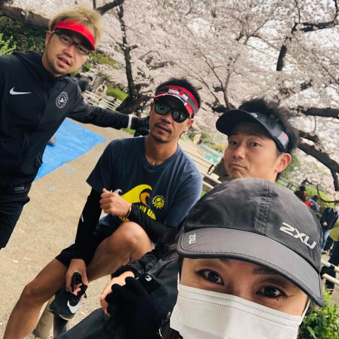 のインスタグラム：「トラ仲間とお花見ラン🌸🏃‍♀️ ちょっと寒くて曇ってたけど綺麗な🌸たくさん見れた😍❣️ ついでにレイナちん&ゆっこちゃんにも会えました💕 ついでにその後は🥊&筋トレでヘトヘト〜〜😓 最近珍しく忙しくてトレーニングできてなかったから体がすごいなまってる😩 #お花見ラン #トレーニング #朝ラン #アスリート女医 #トライアスリート女医 #黒田愛美」