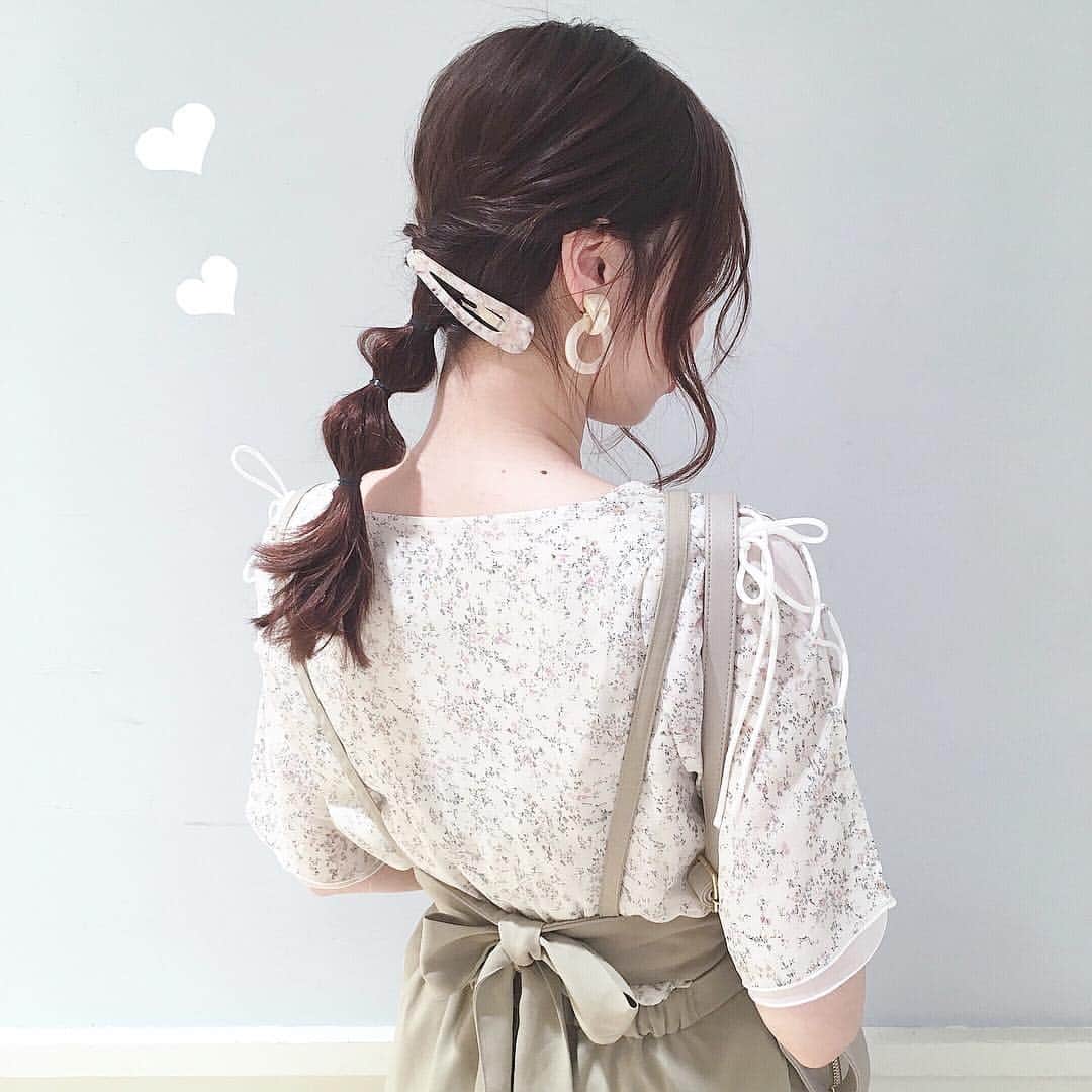 MAJEgirl?officialさんのインスタグラム写真 - (MAJEgirl?officialInstagram)「゜ ゜ ゜ ((@mj.saki  165㎝ )) ゜ ゜ みなさんこんにちは💐❤︎ ゜ ゜ ゜ #バックリボンサロペット #1095051034 #miniフラワーブラウス #1095039707 ゜ ゜ バックスタイルが可愛い スタイルアップ見えする パンツです✨！ ゜ ゜ 花柄などの柄物をインナーに 入れて着るとおしゃれですよ💐❤︎ ゜ ゜ ブラウスの肩はリボンに なっていてとっても可愛いです❤️ ゜ ゜ #majesticlegon  #maje #code #girly #fashion #instafashion #majegirl #マジェ #マジェガール #マジェスティックレゴン #コーデ #花柄 #パンツ #ブラウス #カーキ #春コーデ」3月30日 13時48分 - majesticlegon_pressroom