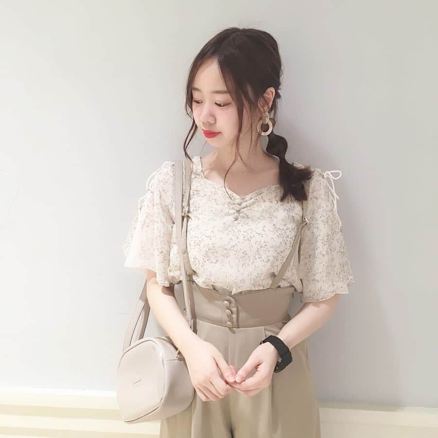 MAJEgirl?officialさんのインスタグラム写真 - (MAJEgirl?officialInstagram)「゜ ゜ ゜ ((@mj.saki  165㎝ )) ゜ ゜ みなさんこんにちは💐❤︎ ゜ ゜ ゜ #バックリボンサロペット #1095051034 #miniフラワーブラウス #1095039707 ゜ ゜ バックスタイルが可愛い スタイルアップ見えする パンツです✨！ ゜ ゜ 花柄などの柄物をインナーに 入れて着るとおしゃれですよ💐❤︎ ゜ ゜ ブラウスの肩はリボンに なっていてとっても可愛いです❤️ ゜ ゜ #majesticlegon  #maje #code #girly #fashion #instafashion #majegirl #マジェ #マジェガール #マジェスティックレゴン #コーデ #花柄 #パンツ #ブラウス #カーキ #春コーデ」3月30日 13時48分 - majesticlegon_pressroom