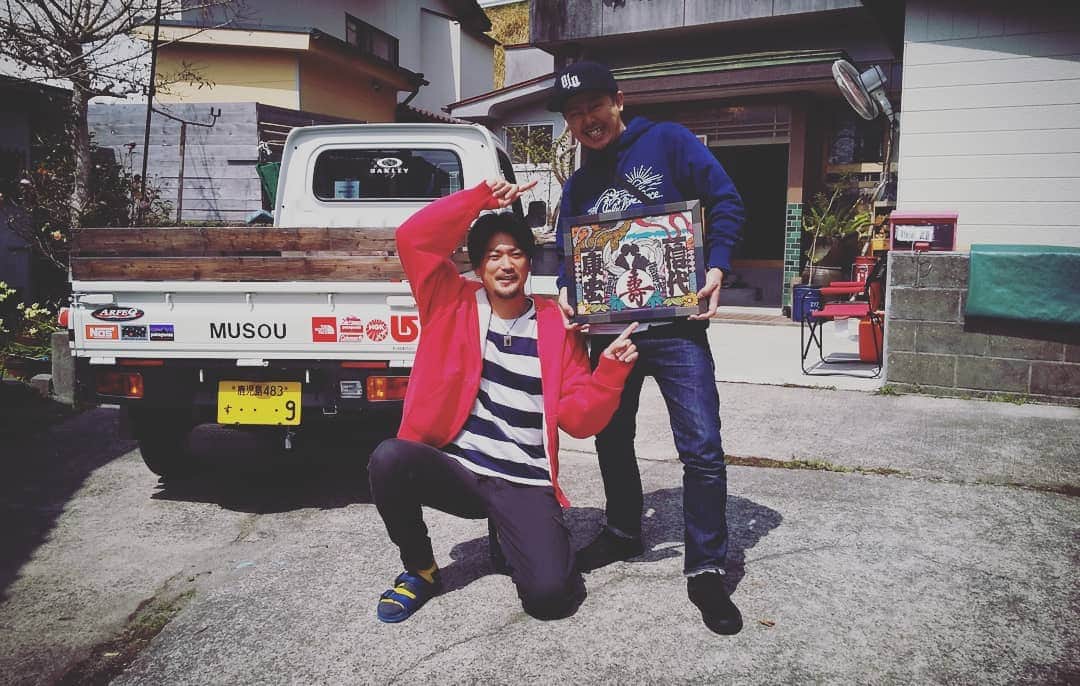 青木文明さんのインスタグラム写真 - (青木文明Instagram)「作品のお渡しっ！ 末長くお幸せにっ♪  作業行程はまたゆっくり小出し報告していきまぁーす。  #結婚式ウェルカムボード #お渡し #末長くお幸せに ーーーーーーーーーーーーーーーーーーーーーー #Atelier武蒼（アトリエムソウ） #切絵師 #切り絵 #作家 #男 #九州 #鹿児島 #いちき串木野 #世界に一つ #唯一無二 #オーダーメイド #ありがとう #祝 #記念 #結婚式 #ウェルカムボード #結婚祝い  #design #art #桜島 #錦江湾  #日本 #東京 #大阪 #名古屋 #福岡 #japan」3月30日 13時42分 - musou23