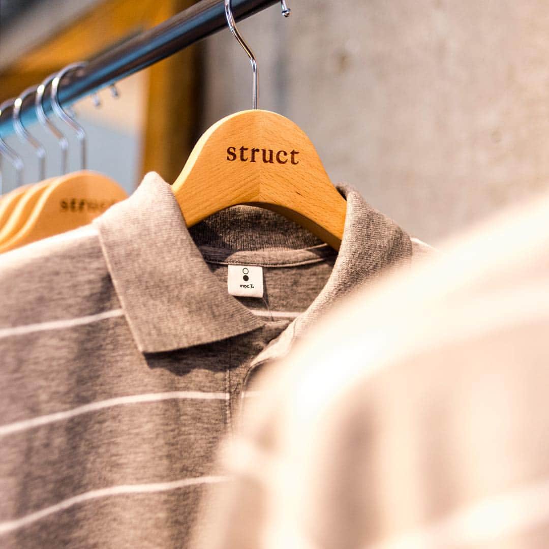 struct by blueover さんのインスタグラム写真 - (struct by blueover Instagram)「[新作が届いています] mocTは、杢糸を開発した「新内外綿株式会社」が発信するブランド。 パーカー、ロンT、Tシャツ3型が入荷しています。 歴史あるファクトリーとしての背景。 そして「新内外綿株式会社」が開発した日本のグレーの基準になっている糸の色「GR7」を活かしきった製品。 どの型も大人っぽいクリーンな雰囲気と、気持ちのよい着用感です。 なんとなくスウェットを敬遠していた皆さんにも、mocTを一度は試してもらいたい！ -- struct 〒550-0003 大阪市西区京町堀2-3-4 サンヤマトビル1F 定休日：火水木 営業時間：12:00〜19:00 struct.biz お買い物は @struct_blueover のプロフィール リンクからどうぞ 19SSアイテムのWEBストア入荷情報は"WEB STORE"ハイライトをご覧ください -- #struct #ストラクト #京町堀 #靱公園 #osaka #大阪 #セレクトショップ #mocT #スウェット #パーカー #tシャツ」3月30日 13時44分 - blueover_struct