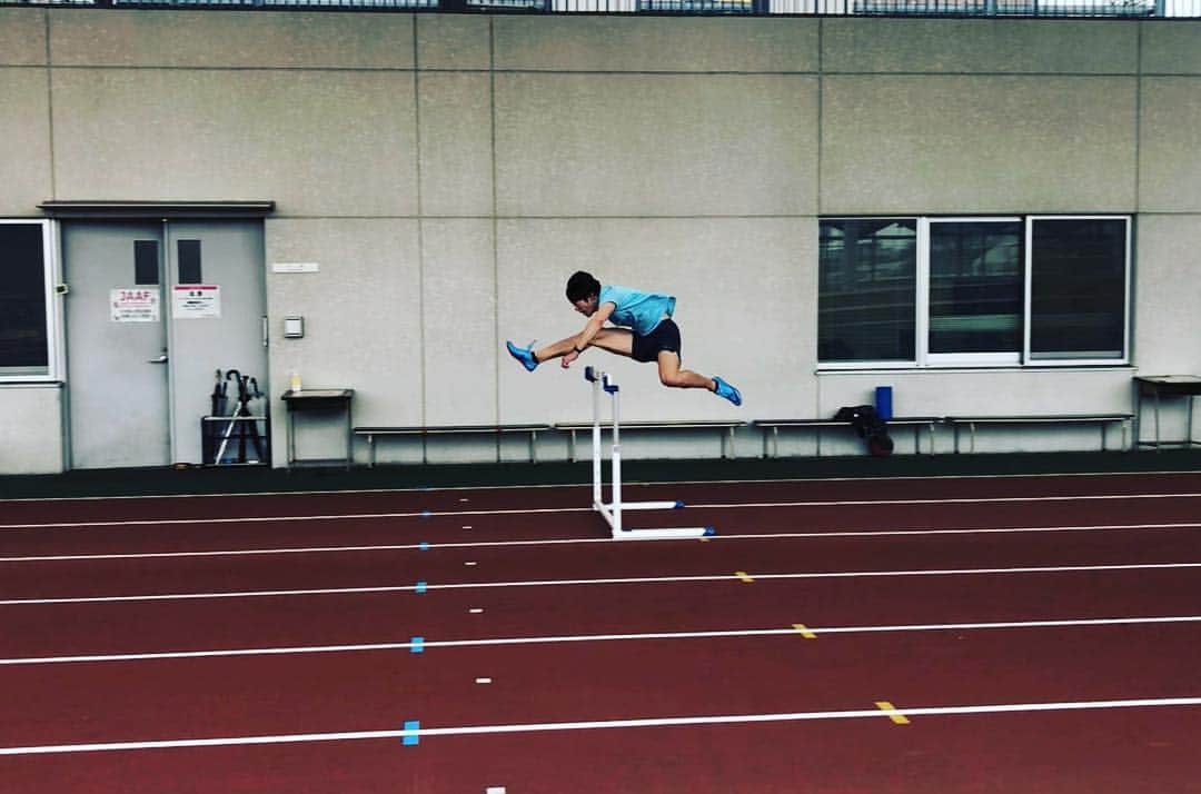 高山峻野のインスタグラム：「気温10℃、半袖半パン。 正気の沙汰とは思えない。  #110mh」