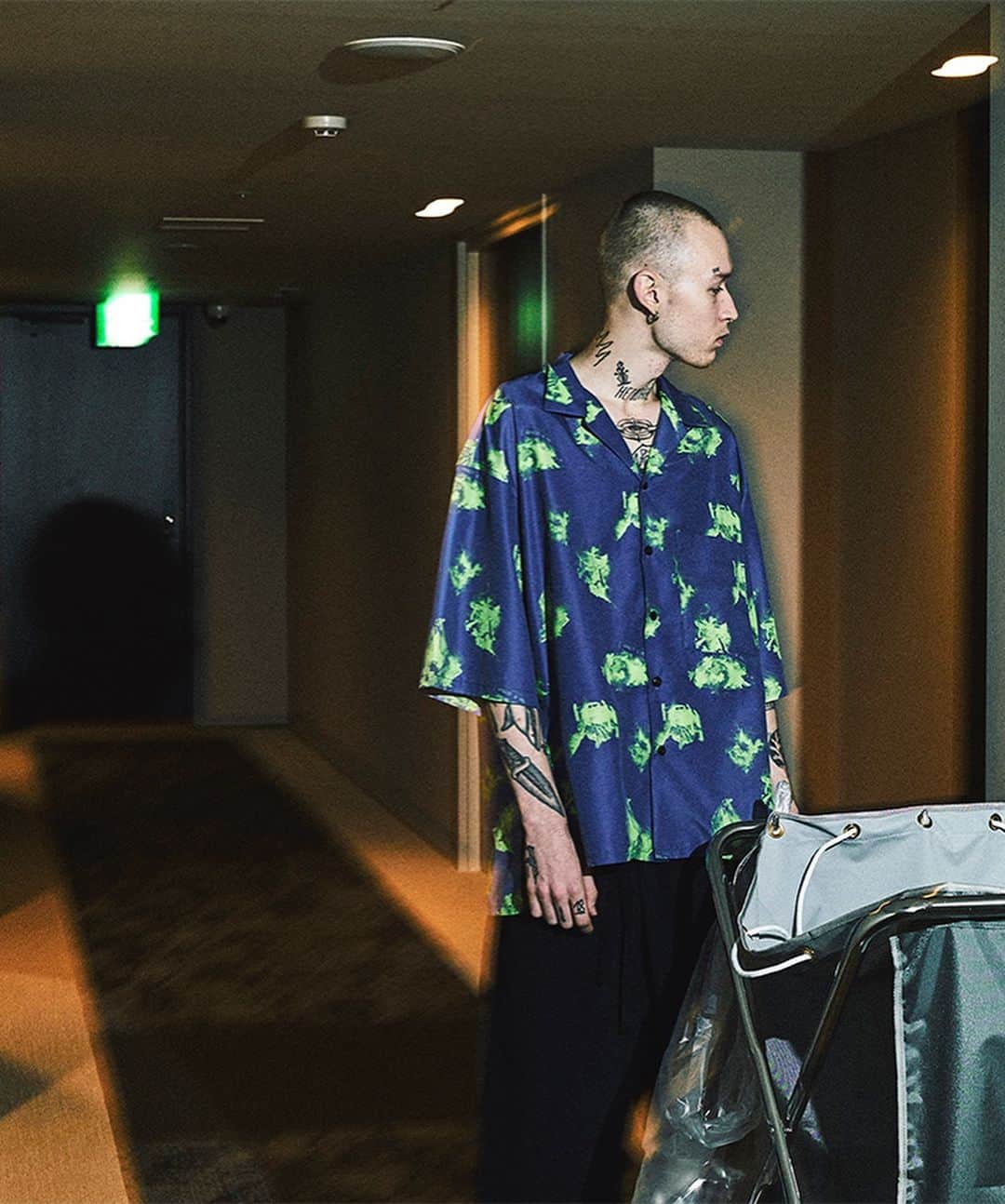 ウィザードさんのインスタグラム写真 - (ウィザードInstagram)「2019 S/S COLLECTION ”HUMANOISE SYSTEM”  RADIOHEAD の楽曲『LIFT』から着想したコレクションは対比や閉塞感からの開放感などを独自の視点で表現しています。  OPEN COLOR PRINTED SHIRTS  ポリエステルデシン素材の60/-タイプライターを使用したオリジナル柄のオープンカラーシャツ。 オリジナルの柄はコレクションテーマからイメージされたグラフィックになっています。 オーバーシルエットもオープンカラーのリラックスした仕様を引き立てます。  In store now  WIZZARDがオフィシャルで運営しているZOZO TOWNの店舗を5月を持ちまして撤退致します。 今後はWIZZARD直営のオンラインストアにてご覧ください。  https://wizzard.stores.jp  #wizzard_fac #wizzard #fashion #tokyofashion  #streetfashion  #fashionphoto  #streetwearbrand  #streetwearaddicted #19ss #radiohead #ウィザード #メンズファッション #ファッション #モード #モード系ファッション」3月30日 13時47分 - wizzard_fac
