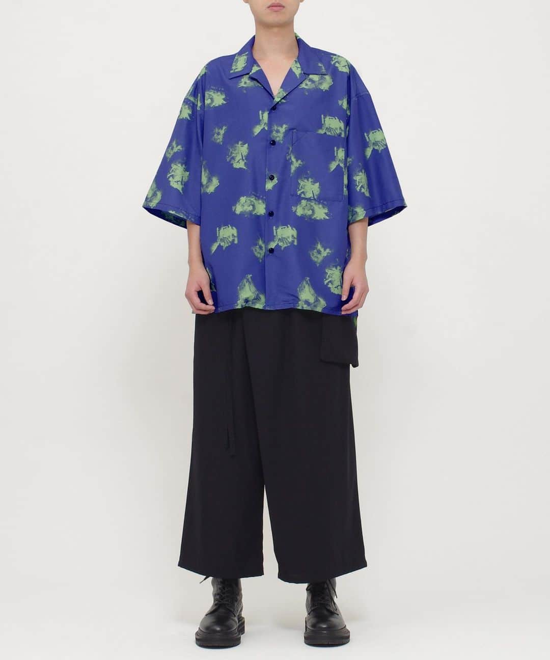 ウィザードさんのインスタグラム写真 - (ウィザードInstagram)「2019 S/S COLLECTION ”HUMANOISE SYSTEM”  RADIOHEAD の楽曲『LIFT』から着想したコレクションは対比や閉塞感からの開放感などを独自の視点で表現しています。  OPEN COLOR PRINTED SHIRTS  ポリエステルデシン素材の60/-タイプライターを使用したオリジナル柄のオープンカラーシャツ。 オリジナルの柄はコレクションテーマからイメージされたグラフィックになっています。 オーバーシルエットもオープンカラーのリラックスした仕様を引き立てます。  In store now  WIZZARDがオフィシャルで運営しているZOZO TOWNの店舗を5月を持ちまして撤退致します。 今後はWIZZARD直営のオンラインストアにてご覧ください。  https://wizzard.stores.jp  #wizzard_fac #wizzard #fashion #tokyofashion  #streetfashion  #fashionphoto  #streetwearbrand  #streetwearaddicted #19ss #radiohead #ウィザード #メンズファッション #ファッション #モード #モード系ファッション」3月30日 13時47分 - wizzard_fac