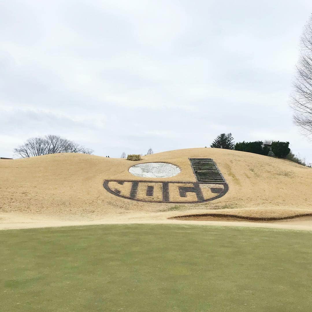 青山恭子さんのインスタグラム写真 - (青山恭子Instagram)「. 那須ゴルフ合宿2日目！ . なぜかレディースのティーグラウンドにイスがセットされてる不思議なトーナメントコース「那須小川ゴルフクラブ」 フェアウェイに平らな所が全くなく、グリーンもめっちゃ難しかったけど、とっても楽しいコース⛳️ ランチもとても美味しくて、無料の練習ホールが3つもあったり、近ければ何度でも通いたいくらい❤️ . 思ってた以上に充実した楽しい那須ゴルフ合宿でした！！！ . . . #那須ゴルフ合宿 #lpgaトーナメントコース #謎のイス #難しいけど楽しい #好きなコース #近ければ通いたい #ランチも美味しい #充実のゴルフ合宿 #ゴルフ女子 #golf女子 #ゴルフ大好き」3月30日 13時57分 - aokyon27