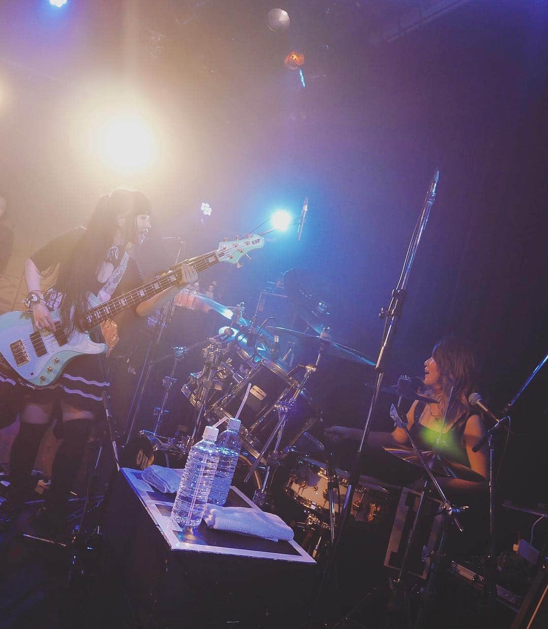 Marinaさんのインスタグラム写真 - (MarinaInstagram)「【2019.03.29 表参道GROUND】 . リズム隊アイコンタクト◎ . #Aldious #アルディアス #bassist #drummer #drums」3月30日 14時06分 - aldiousmarina