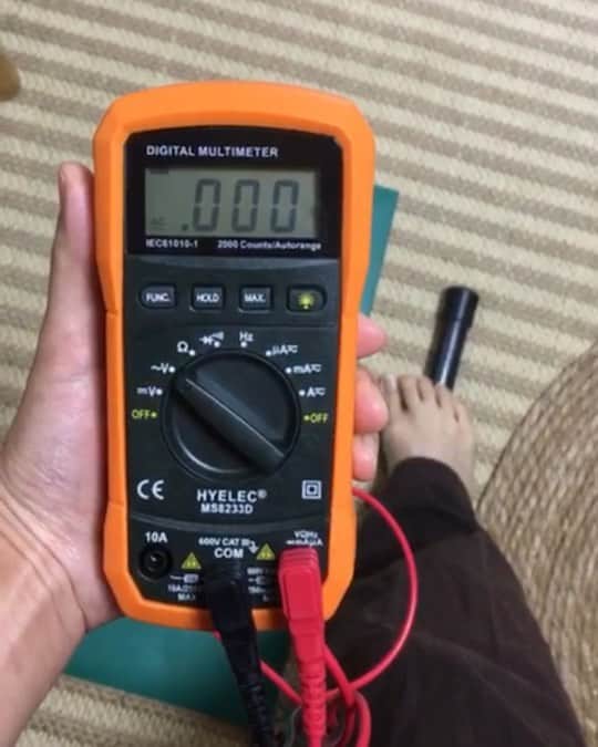 のインスタグラム：「皆さんは自分の体内に余計な電流が走っている事を知っていますか？  repost from @enishilanka ・ 【ENISHIこれ何？】 ENISHIではアーユルヴェーダの施術以外にも色々な設備や仕組みでできています。 そのひとつがこの「アーシングマット」 アヴィヤンガ（オイルマッサージ）に入る前、私がオイルを選んでいる最中にお客様に触れてもらい、体内に溜まっている電気を外に出してしまいます。  私たちの体は常日頃から様々な電気機器から出ている電磁波が通り抜けています。 ただ、その電磁波が体内に蓄積してしまうのですね。 蓄電しやすい体質の方もいらっしゃいます。 冬に静電気ビリっ！ってなる方ですね。ヴァータ体質の方の多い気がします。  余分な電気はアーユルヴェーダで表現するところのアーマと同みたいなもので、溜まるとその人が持つ本来の電気の通りを邪魔し、それが原因で体調を崩される方もいらっしゃいます。  体調不良の原因になるものは出来るだけ出してしまいたいですね？ なので、うちはこのマットで電気を出してしまいます。  数値を見てもらうと、マットに乗る前、私の体の中に流れている電気が表示されていますね。 マットに乗ると、あっという間に数値がゼロへ近づきます。 金属の棒に乗るとほぼゼロに。 電気が抜けている状態と同時に、自分自身がゼロ磁場となっています。 ゼロ磁場というと、パワースポットとして好まれる場所ですね。 つまり、私自身がゼロ磁場になっているので『人間パワースポット』となっているような感じです（笑）  ENISHIにいらっしゃったみなさま、皆さんにこれに触れてもらうので皆さん、知らない間に「自分ゼロ磁場体験」をなさっている。 知らない間にその人をパワースポット化させています。  本来ならば、これに30分触れて続けているだけでもかなり体調が良くなるのですけれどもね…施術もありますし、足湯代わりに触れてもらっています。  今までいらっしゃったお客様も言われたままに不思議なマットや棒に触れさせられて首を傾げていらっしゃったと思います。 こちらが、不思議行動のタネ明かしでございました。  本当、ENISHIは、見えないところ、細かいところで色々手を加えているのです…。 ではでは #powerherb #poweroil #organicoil #ayurvedalife #ayurvedalifestyle #japan #tokyo #mikaakisada #スリランカ #アーユルヴェーダ #アーユルヴェーダサロン #アーユルヴェーダセラピスト #アーユルヴェーダライフ #アーユルヴェーダドクター #アーユルヴェーダオイル #アヴィヤンガ #東洋医学 #漢方 #鍼灸 #お灸 #ヨモギ蒸し #デトックス #心身治療 #スチームサウナ #アーシングマット」