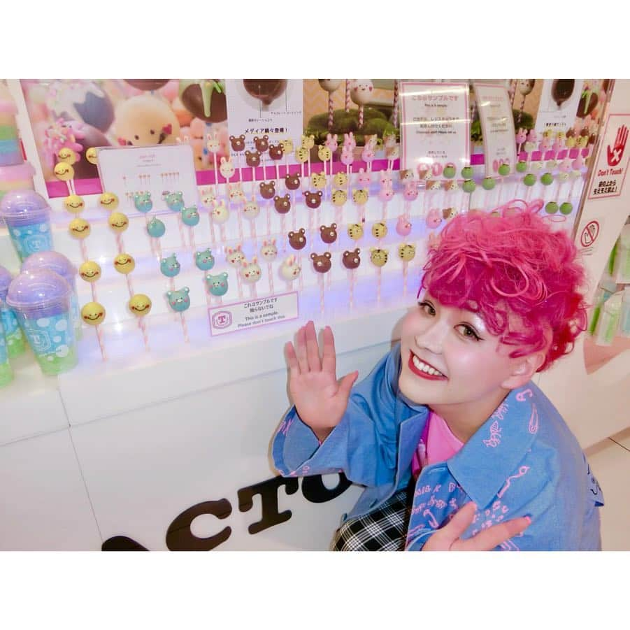 ぺえさんのインスタグラム写真 - (ぺえInstagram)「私的ビッグニュース🌈🤡💜 #3年ぶりのマツコ会議出演 #私の人生を変えてくれた番組 #3年前と同じ原宿でロケしました #1枚目が3年前のあたし #2枚目が現在のあたし #3年前の私なんだか強そう#明るい遺影感 #これから売れてやるぞみたいな気合いがスゴい #こういう女子プロレスラーいるよね #色々パワフルすぎて直視できない #当時なんかすごいねって言われてた意味が今になって分かる #妖怪ってより怪物 #少しは可愛くなれたのかな #その時その時で自分の可愛いって大きく変化するよね #約3年ぶりのレインボーわたあめ #私の髪型も進化してどっちがわたあめか分からなくなっていました #どの部分がオンエアーされるか分かりませんが色々なことを赤裸々に話しました #3年前のマツコ会議から私を見ててくださった人はどのくらいいるんだろう  #今夜22時から#マツコ会議 #2時間スペシャル#みんな見てね #憧れのマツコさんにVTRを見て頂けて本当に幸せです」3月30日 14時00分 - peey