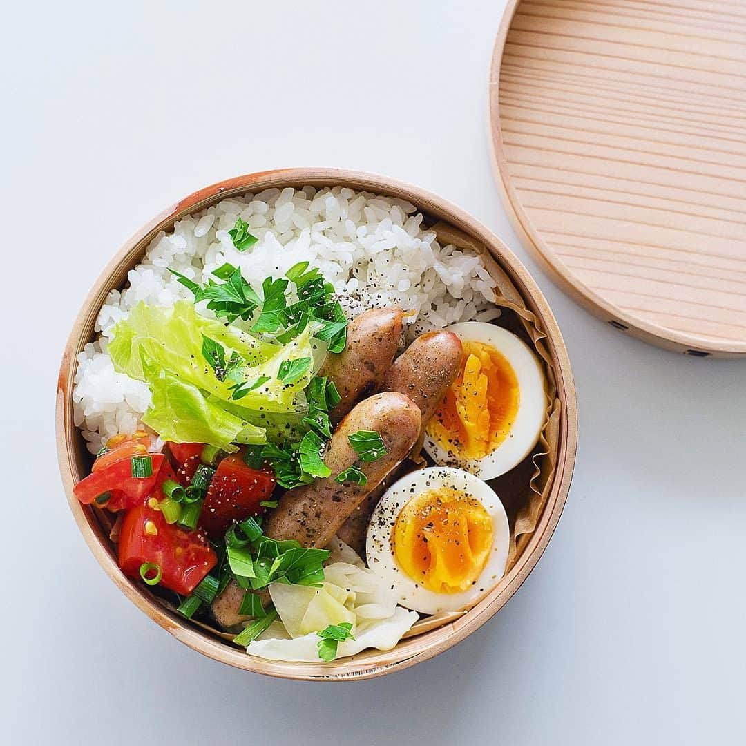 キナリノさんのインスタグラム写真 - (キナリノInstagram)「. 「お弁当箱」や「包み」で素敵なランチタイム。長く愛せる【シンプルなお弁当グッズ】 . ─────────────────── キナリノアプリでは素敵な情報とアイテムを、 毎日お届けします。 →ダウンロードはプロフィールリンクから ─────────────────── . ▶︎こちらの記事はキナリノアプリのトップページで掲載中です。 . 日々の楽しみお弁当。ウィンナーを焼いて、ゆで卵を作って……そんないつものお昼ご飯も、新しいお弁当箱に入れればより新鮮に感じることが出来ますよ。新生活のスタートに、新しくお気に入りのお弁当箱を選んでみませんか？ 画像は、Nao Kondo(@n_kondo)さんより。 . こちらの記事では、ごはんやおかずをより美味しくし見せてくれるお弁当グッズをご紹介しています。 https://kinarino.jp/cat2/34805 . #弁当 #お弁当 #曲げわっぱ #わっぱ #ランチ #ごはん #おうちごはん #obento #bento #lunch #instafood #cooking #onthetable #丁寧な暮らし #暮らし #キナリノ」3月30日 14時00分 - kinarino_official
