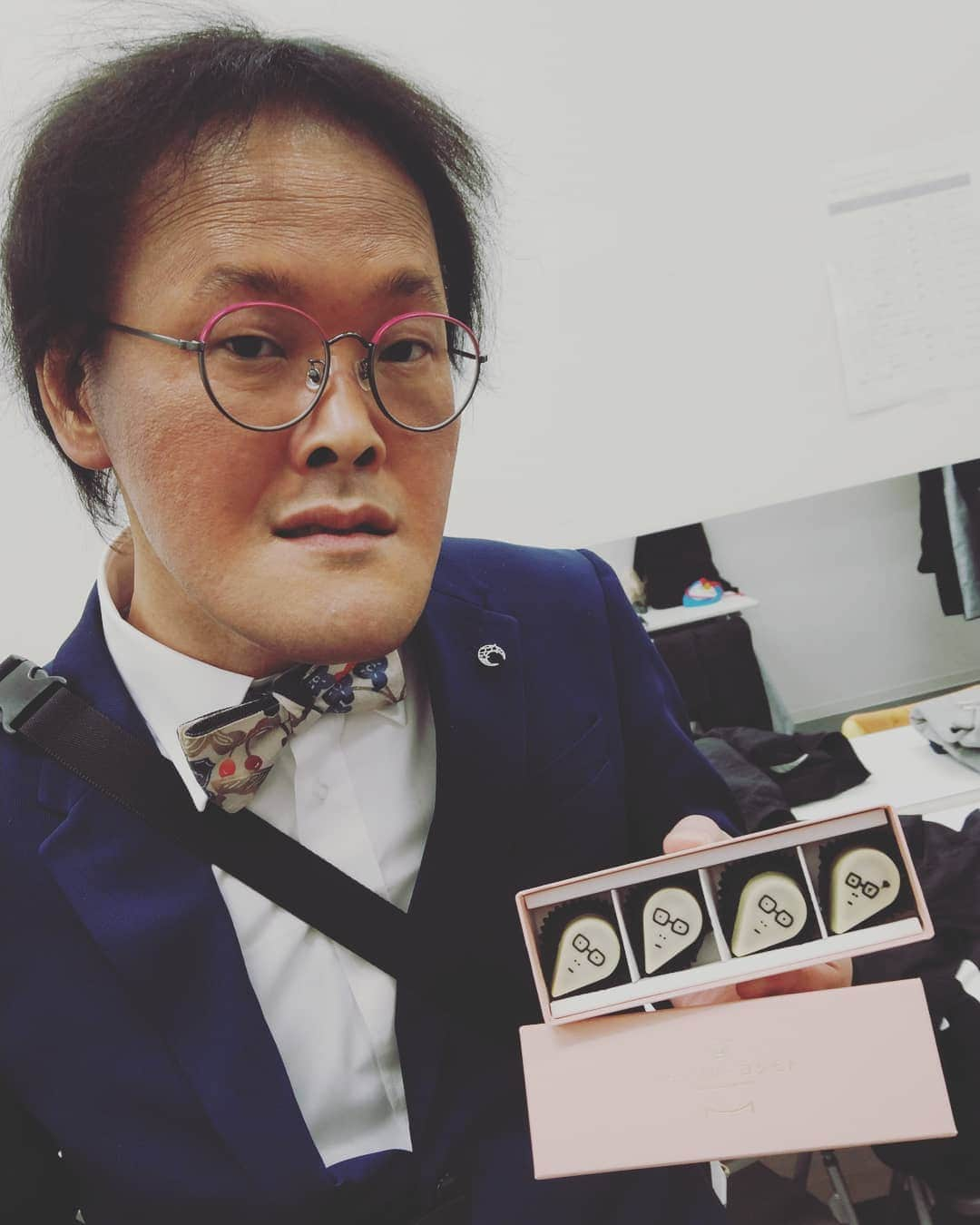 大林健二さんのインスタグラム写真 - (大林健二Instagram)「稲田がチョコくれたよ。 稲田のチョコ。 くれたのは当たりやったみたい。 １番右だけちゃうね。 それ、当たりみたいです。 マダムキキさんのチョコで、ええチョコでおいしいらしいです。 #1300円やって #んーまぁ #どやろ #そやね #んーまぁまぁ #んー #うっすら #うっすら高く感じてまうね #後 #顔こわー！！」3月30日 14時00分 - obayashi0406