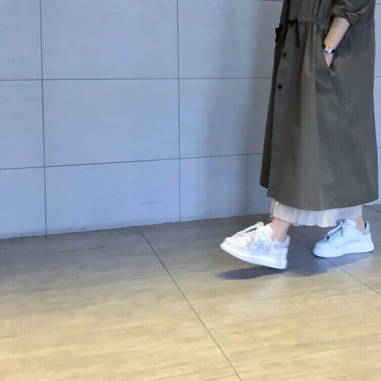 のインスタグラム：「今季トレンドの厚底スニーカー👟  履き心地も抜群です😉 ぜひご来店お待ちしております🌼 ◾️GE-102-1902 ¥17,000＋tax 【インスタフォローキャンペーン】 カルネ二子玉川ライズ店、丸の内店にて @daniella_and_gemma アカウントフォローで5%OFF👠 ----------------------- #daniellaandgemma  #ootd #cordinate  #スニーカー  #スニーカー女子  #ダニジェマ #ダッドスニーカー  #ダッドシューズ  #ライズインスタ部 #二子玉川 #ママファッション」