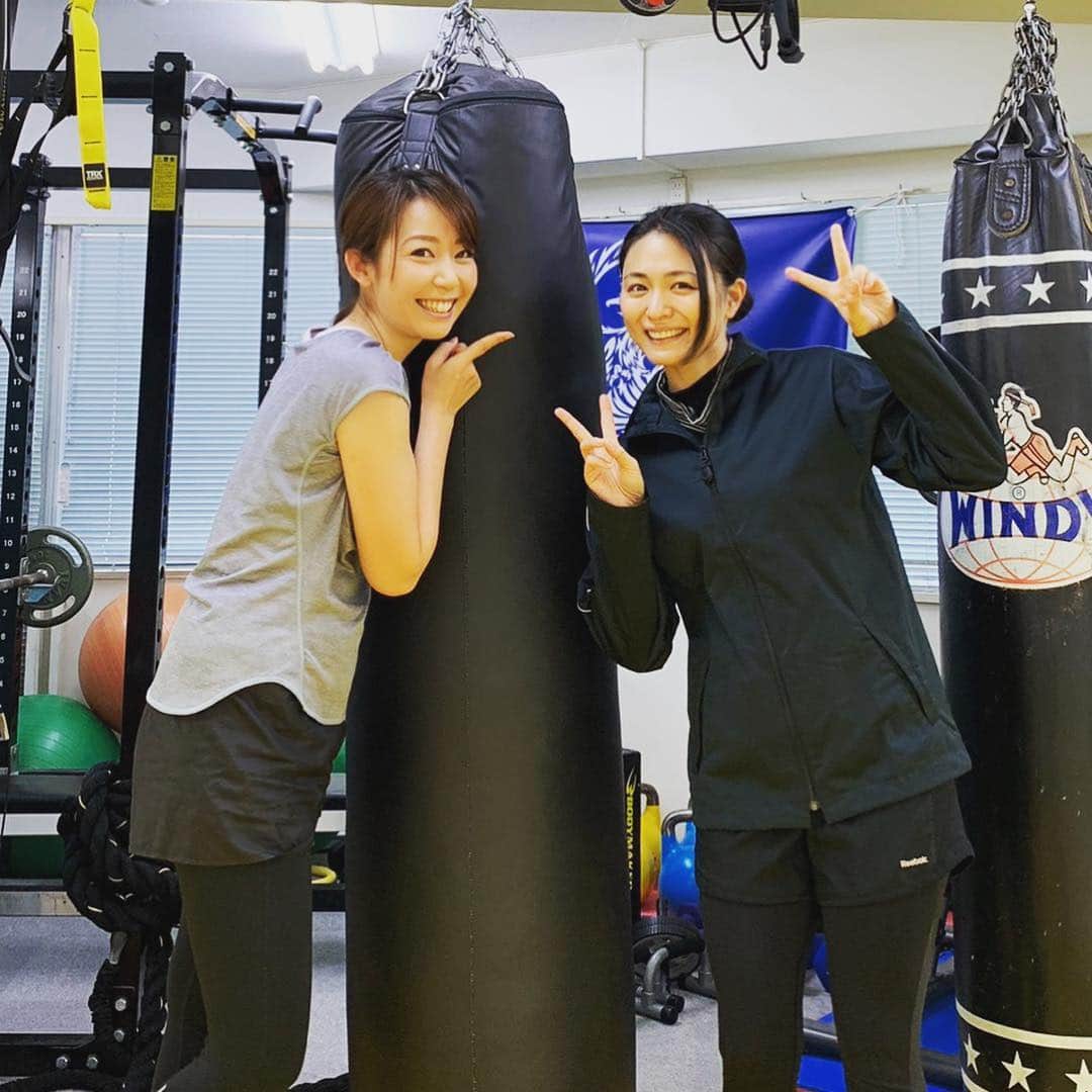 須黒清華のインスタグラム：「キックボクシング🥊 レッスン後の私と、これからのゆっきー♡ 久しぶりにちょこっと会えました✨ 「メイク崩れてないー！本気でやったのー⁇」 と疑われる私🤣😭🤣 顔に汗かけないんですよね〜。 代謝悪いみたい。 結構頑張ったんだけどな💦 年数だけはキックベテランの私たちです（笑） #キックボクシング #キックボクシング女子 #boxing #sports #diet #ダイエット #シェイプアップ  #川村ゆきえ」