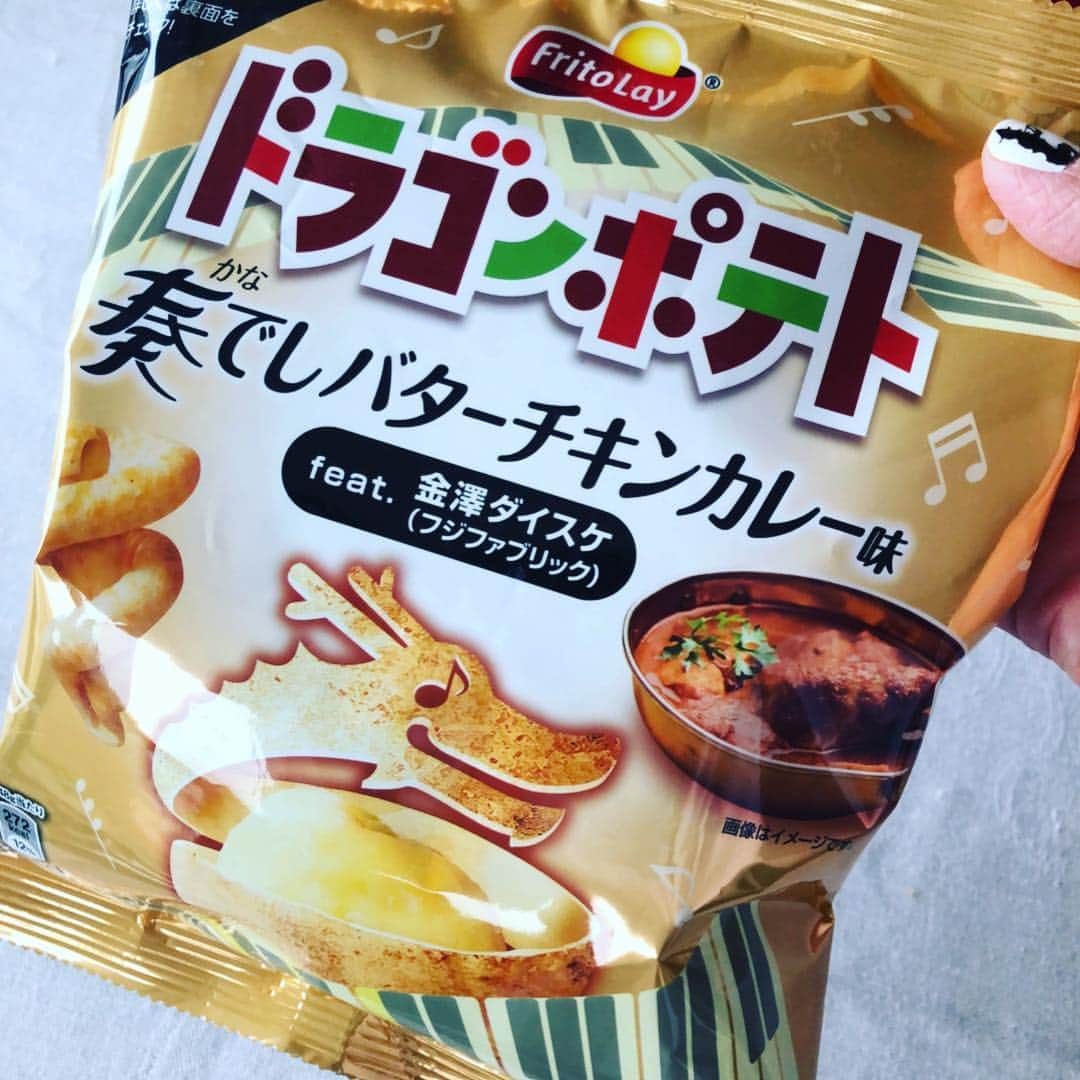 夏木マリさんのインスタグラム写真 - (夏木マリInstagram)「台本を覚えながら、 ポテチをパクつく、、 金澤ダイスケVer. 旨い！  #おやつ #ドラゴンポテト #フジファブリック #金澤ダイスケ #なんだこれ超うまい  #natsukirock  #marinatsuki #夏木マリ」3月30日 14時06分 - mari_natsuki