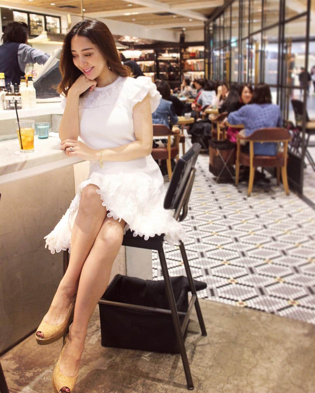 のインスタグラム：「Lady&Gentlemanで lunch break🍽✨ knit×laceのワンピースを着て🌸 #chesty_romntictravel #lunch #lace #knit #チェスティ #saturday #今日入荷の新作💕 #isetan #新宿伊勢丹」