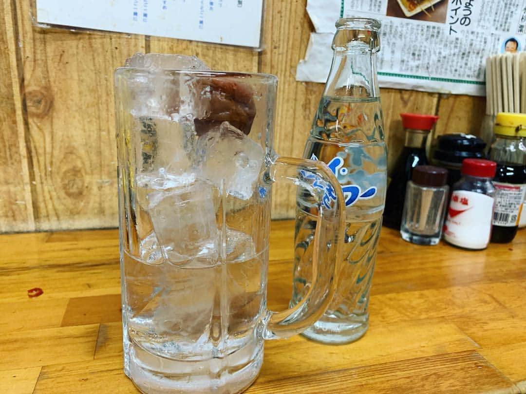 のインスタグラム：「レモンサワー発祥の店。最高のレモンサワー！  を頂きにもつ焼きばんにやってまいりました。  ん？  壁際の張り紙をよーくみてみると… 「当店はこの場所のみの経営です。  ほかでの出店はしておりません。」 ここで一考。  私は過去にもつ焼ばんの中目黒店や五反田店に訪れたことがある。  ではこの張り紙が意味する事は一体何なのか?  少し記憶が曖昧で申し訳ないが(ちょっと酔っていた…。笑)仲良くなった常連さんに聞いた所、この祐天寺にあるもつ焼ばんはこの一家の弟さんが切り盛りをしており、他店のもつ焼きばんは妹さん？の旦那さんが出資をして店舗展開しており恐らく何かしらのいざこざがあって少し疎遠になっており同じ名を冠した店でありながら系列ではないと言うことだった。  名古屋で言えば山本屋や若鯱家のカレーうどんも似たようなケースで有名な話だが、多少異なれどイザコザがあって他店という仕切りになっているようだ。  だが実際レモンサワーなど飲んでみると、確かに味が違う。  こちらの方がより味がもう少ししっかりしている。  ここはサワーを頼むときにレモンだけオーダーしたり中といってアルコールだけを注文したり少しカスタマイズできるのが面白みなのだが恐らくこの中の部分が違うのだろう。  ここのは妙に癖になるのだ…  現にこの界隈に住んでいる人たちは世間話でよくばんの話をする。 「また昨日も行っちゃって二日酔いなのよー。」 「あらまぁー。あそこのレモンサワーは絶対何か入ってるわよ」  こんな話が日常会話として成り立つのが祐天寺なのだ。  因みにこの何か入ってるというのは悪口ではなく、これこそが癖になるもつ焼きばんのレモンサワーの極意であり多くの人を虜にしてやまないである。  現に筆者もばんを訪れた翌日の今この瞬間、記事を綴りながらあのレモンサワーに手を出したくなっている自分がいる…  あ、そういえばこんなこともあったな。  店内に何気なく付いているテレビをふと見上げると米津玄師が歌っている。  タイトルは…  レモン  そろそろレモンが怖くなってきた。  #もつやきばん きばん #ばん本店 #レモンサワー発祥のお店 #中目黒 #センベロ #レモンサワー #メグルメ #あかちょうちん  フードアナリスト」