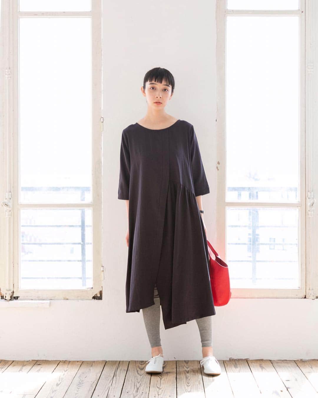 のインスタグラム：「【 corail 】ニュアンスカラーとモノトーン﻿﻿ ﻿﻿﻿﻿ 前回、ニュアンスグレーのアイテムが好評だった「corail」。﻿ 今回は、大人の春夏をシックに彩る、ニュアンスカラーとモノトーンの新作が届きました。﻿ 品があり落ち着いた色に、こだわりのデザイン。﻿ ナチュラルでありながらスタンダードではない、印象的なアイテムたちです。﻿ ﻿ ﻿ ﻿ -----------﻿﻿﻿﻿ ■コットンツイルバイオウォッシュクルーネックアシンメトリーワンピース［ETR-5A30-0296-A］﻿ ニュアンスある墨黒が表情に深みを持たせてくれるワンピース。﻿ 左右で表情の異なるアシンメトリーデザインが存在感のある1枚です。﻿ 自然なドレープが女性らしい優雅な印象を演出してくれます。﻿ コットンですが落ち感のある素材感なので、お呼ばれシーンにも活躍します。﻿ ﻿ ﻿﻿﻿ -----------﻿﻿﻿﻿ ■コットンリネン平織スタンドネックバックタックワンピース［ETR-5A30-0299-A］﻿ 平織りコットンリネンの風合いが生きる白のワンピースは、脇下にダーツを施した一見シンプルデザインですが、後ろに大きくタックを施したフレアー感がポイント。スタンドネックも大人な表情をプラスしています。写真のように前後逆に着て、表情違いを楽しむことも。﻿ ﻿ ﻿ -----------﻿﻿﻿﻿ ■コットンリネン平織テーラードジャケット［ETR-5A30-0300-A］﻿ サラッとした質感が涼しく柔らかいコットンリネンのジャケット。ドルマンスリーブのこなれ感と、多ボタンが印象的。ワンピースやボリュームのあるパンツと相性の良いデザイン、丈が、着まわしやすいアイテムです。袖口は折り返してラフに着こなしても素敵です。﻿ ﻿ ﻿ -----------﻿﻿﻿﻿ ■コットンリネン平織ジャンパースカート［ETR-5A30-0298-A］﻿ 黒のジャンパースカートは、前身頃にエプロン風のデザインを重ねた、遊び心がポイント。﻿ シンプルなトップスに合わせるだけで、さまになる1枚です。﻿ あわせた白のブラウスは、袖のワンポイントがデザインポイント。﻿ スッキリ開いたネックラインが適度な抜け感をプラスしています。﻿ ﻿ ﻿ ﻿﻿ ------------------------------﻿﻿﻿﻿ ▶️お買いものは写真内のタグをタップしてくださいね。またはプロフィールからもナチュランへリンクしています。→@natulan_official﻿﻿﻿﻿ ﻿ ▶️写真内のタグは、販売中でも消えている場合がございます。ぜひ、ナチュランの検索窓から、商品コード又は商品名を、検索してみてくださいね。﻿﻿﻿﻿ ﻿ ▶️プロフィール画面では、季節のおすすめ商品や、再入荷情報をご紹介しています。ぜひ、ご覧くださいませ。→@natulan_official﻿﻿﻿﻿ ﻿﻿﻿﻿ -----------﻿﻿﻿﻿ #lifewear #linendress #今日のコーデ #コーディネート #ファッション #ナチュラル #ナチュラン #natulan #日々の暮らし #暮らしを楽しむ #シンプルライフ #シンプルコーデ #シンプル #暮らし #春夏コーデ #大人コーデ #春カラー　#コットン #リネン #春アウター　#花冷え　#寒の戻り　#おでかけ　#モノトーン　#ナチュラルコーデ　@_chibayuka_」