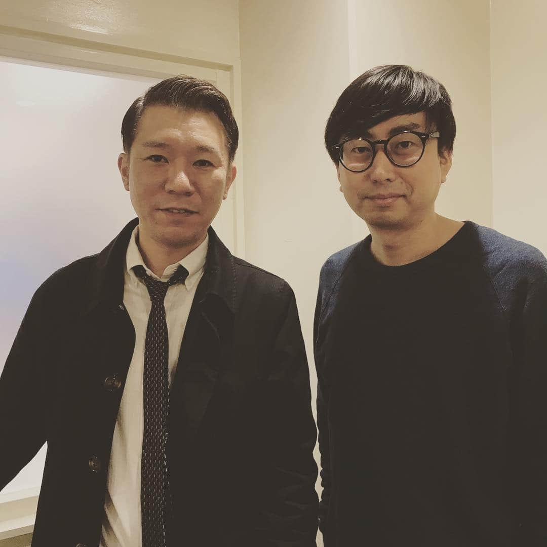 西森洋一さんのインスタグラム写真 - (西森洋一Instagram)「日記です。❗️日記朗読ライブ抜粋 、 関テレの、座王という番組の収録。 椅子取りゲームの方式で、あぶれた人が、座っている人を指名して勝負をする。 ギャグ、、大喜利、、ものまね、、一分トーク、、替え歌、、写真で一言。 様々な、カテゴリーで、戦う。 、 僕にはギャグがない。　困った。　ギャグなしで、17年間やって来た。 少しあれば、本当に使い勝手が､良いはずだ。 、 二十歳の頃の、西森洋一に、伝えたい。 、 、 二十歳の西森君、どうお過ごしですか？　39歳の西森です。 、 こちらは、白髪まみれです。　あと、4ヶ月間、オムツ生活もします。 子供は、2人出来ます。 相変わらず、カツオのタタキは嫌いです。  ヨメが意気揚々と「カツオのタタキ買ってきたで〜」と言っても、怒らないように。 、 そんな事より、、ギャグ、作ってますか？　作ってないですよね。 少しあれば、重宝しますよ。 、 あと、おいでやす小田と、コンビを組みますが、一年程で、解散しますよ。 小田はピンになり『おいでやす小田』と改名します。 ライブ会場には､自らも出向くくせに、｢おいでやす｣という名前にします。 、 解散を切り出すのは、小田です。　 とても臭い臭い台詞で、切り出しますが、ビックリしないように。 、 『お前の才能のせいで、俺は力を試す場が無い、、自分が､どれだけ出来るか知りたい、だから、解散しよう、、』 言うて来るけど、ひっくり返らないように。 、 近鉄､長田駅近くの公園で、、 何処に売ってるのかわからん、黒の革のロングコート姿で、言うて来るけど、ひっくり返らないように。 、 そして、ギャグを作っといた方が、良いですよ！ 、 その後、なんやかんやで、トリオになりますよ。 信じられないでしょうが、トリオです。　 爆笑オンエアバトルなどにも出ます。　にのうらご、という名前です。 、 気を付けて下さい。　トリオの1人の、荒牧は急に『辞める』と言い出しますよ。 正式には、 『俺、やめるねん』です。　切り出された時には、もう決定してました。 、 年中、顔真っ白で、眼鏡の、ハッカーみたいな荒牧という男が、ある日突然、、 、 『小説家になる』と、言って、辞めます。　途方にくれますよ。　気を付けて下さい。 、 荒牧が辞める､となってから、数日は、にのうらご、で残った仕事を、消化します。 が、、もう辞める､となった荒牧が、モチベーションを、保てる筈も無く、、 舞台のトークコーナーで、熟睡します。　でも、そっとしておいてあげてください。 、 その一年後ぐらいに、辞めた荒巻を、なんばの道端で見かけます。 ヒョロヒョロで、眼鏡で、色白のくせに、、大きく胸に、、 『ROCK』と書かれた、Tシャツを着ていますが、放っといて下さい。 何を着てようが、もう関係の無い話しです。　 こちらが、声をかけなければ、向こうは気付いていません、放っといて下さい。 、 そして、そして、ギャグを作っといた方が、良いですよ。 、 以上です。 、 、 おやすみなさい。 、 ❗️次の日記朗読ライブは、4月29日「ポストよしもと」にて、 、 置きチケ､をここでも受け付けます🙇🏻 置きチケットとは、名前〘ハンドルネーム可〙と枚数を言ってもらえれば、当日チケット無しで、受付に⚠️前売りの値段で入れます 、 この投稿の返信でどうぞ！　宜しくお願いします🙇🏻 、 、 #おいでやす小田 #黒の革のロングコート #小田はもうすぐ死ぬ #モンスターエンジン西森 #白髪 #オムツ」3月30日 14時09分 - nishimori_monster