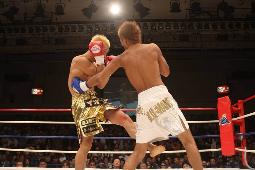 大沢文也のインスタグラム：「今日はラストkrush。krushでの自分の試合のベストバウトはこの試合。  vs 狂拳との倒し合い  最後はブッ倒されてKO負けしてしまったがメチャクチャ楽しかった  #krush #kickboxing #キックボクシング #思い出 #狂拳 #ko負け #敗戦 #殴り合い」