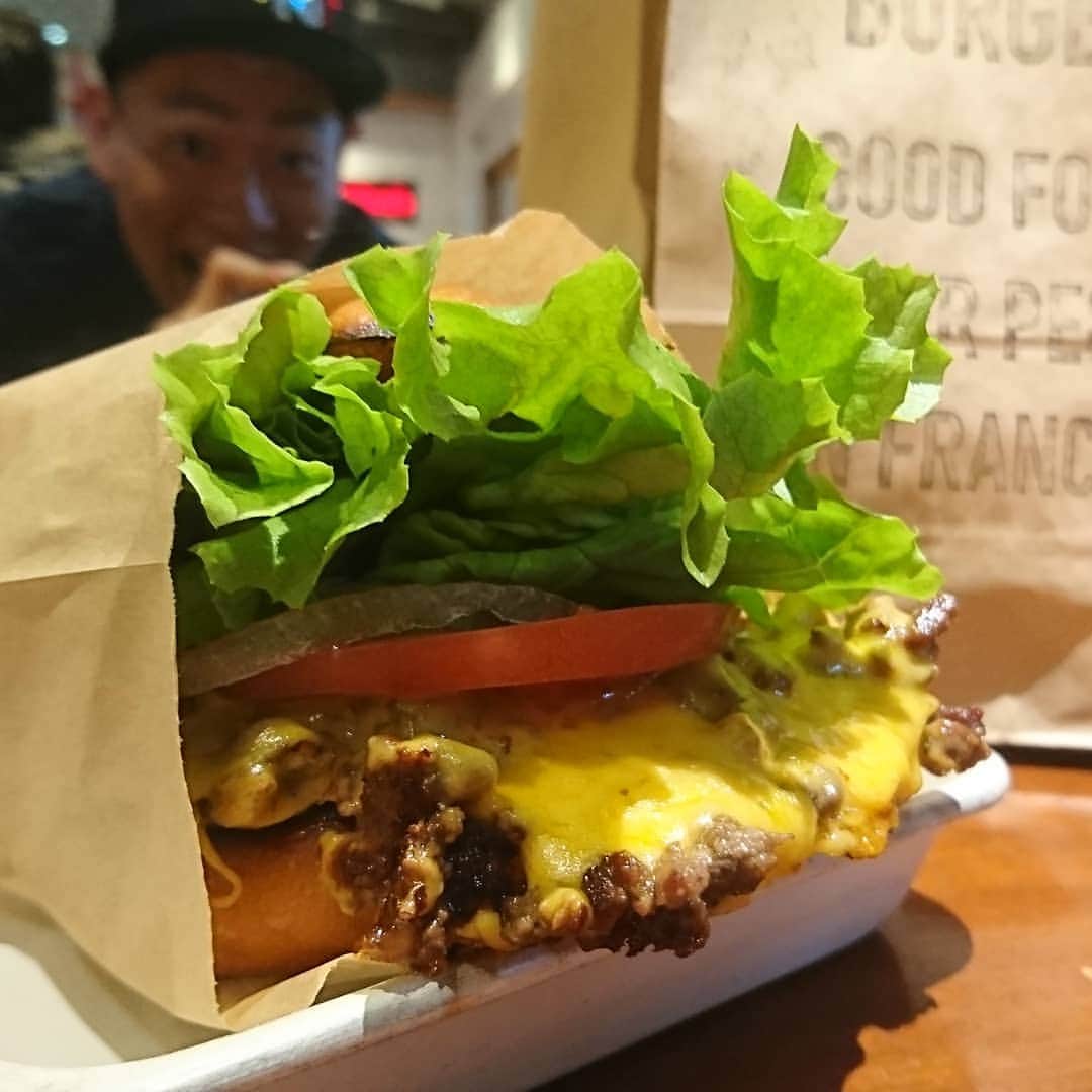 松本康太さんのインスタグラム写真 - (松本康太Instagram)「『ハンサムバーガー』名古屋にあるお店♪ここのお店のチーズバーガーが安くてボリュームがあって美味しいのです！また食べに来てしまった＼(^o^)／！ #ハンサムバーガー #名古屋 #バーガー #ハンバーガー #チーズバーガー #handsome #burger #レギュラー松本 #あるある探検隊」3月30日 14時13分 - aruarutankentai.matsumoto