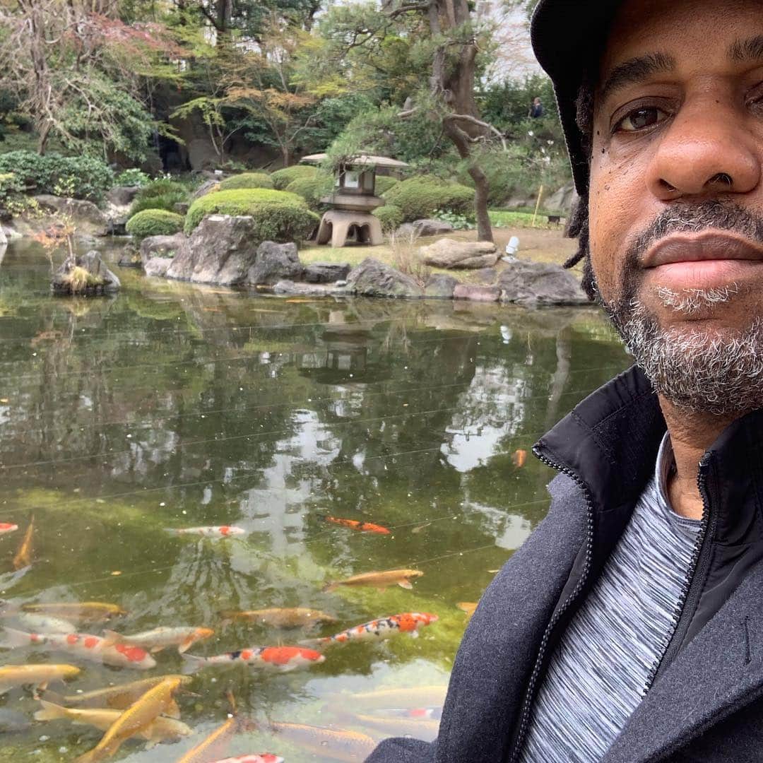 ヴィクター・ウッテンさんのインスタグラム写真 - (ヴィクター・ウッテンInstagram)「Thank you Japan. We hope to see you soon. #tokyo #victorwooten #cherryblossom #bassguitar #wooten」3月30日 14時22分 - victorwooten