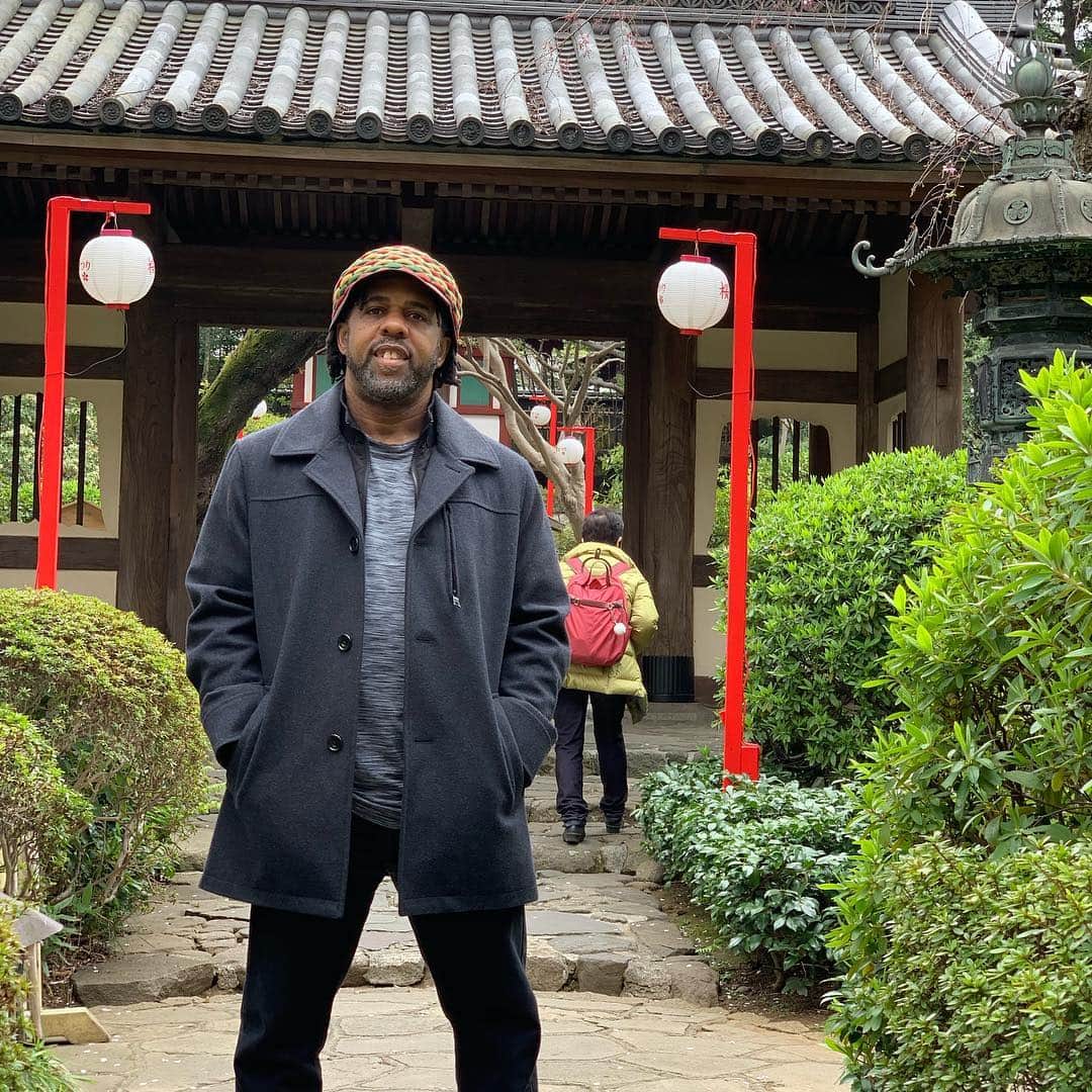 ヴィクター・ウッテンのインスタグラム：「Thank you Japan. We hope to see you soon. #tokyo #victorwooten #cherryblossom #bassguitar #wooten」
