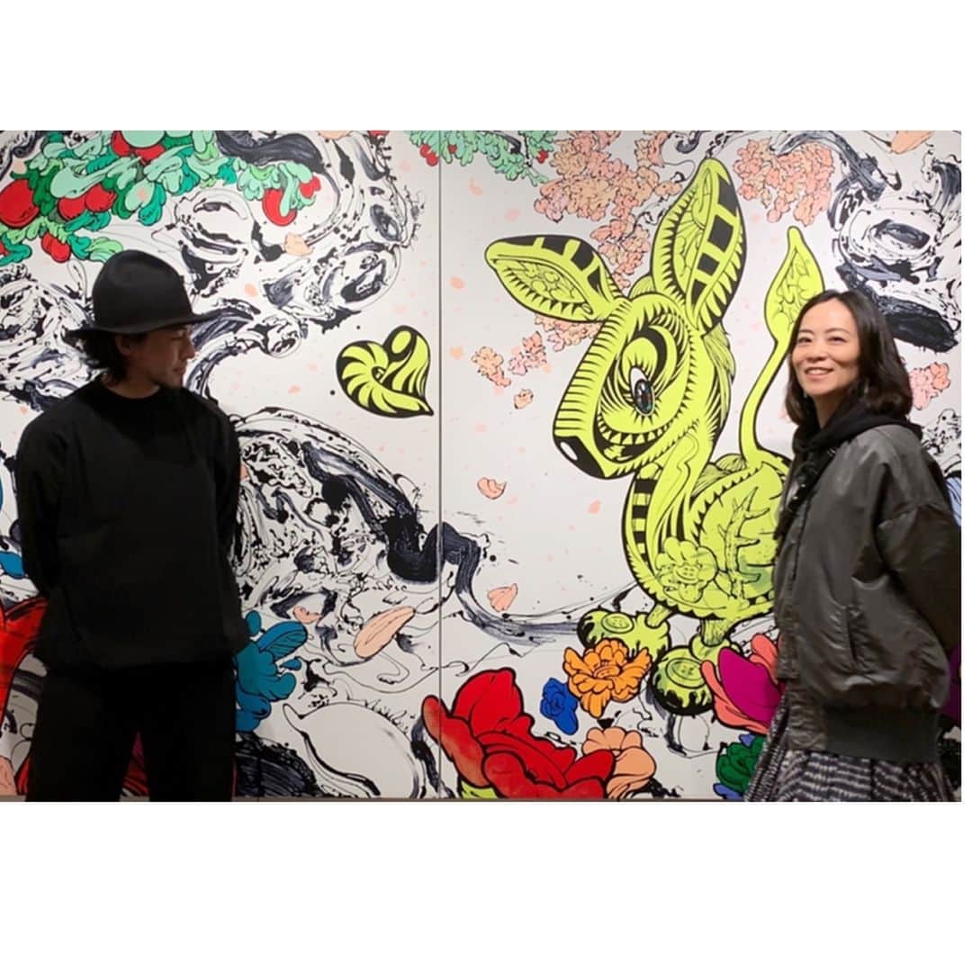 のインスタグラム：「. SHUN SUDO EXHIVITION SOLITUDE  シャネルNo.5のボトルやナイキのスニーカーなどを題材に、ポップなグラフィティと日本の伝統的な水墨画の繊細なタッチを融合させたユニークな画風で、ただいま世界中から注目が集まっている日本人アーティスト、須藤俊（Shun Sudo）さんの展覧会。 4月1日まで！ 渋谷西武B館8階で！  @shun_sudo」