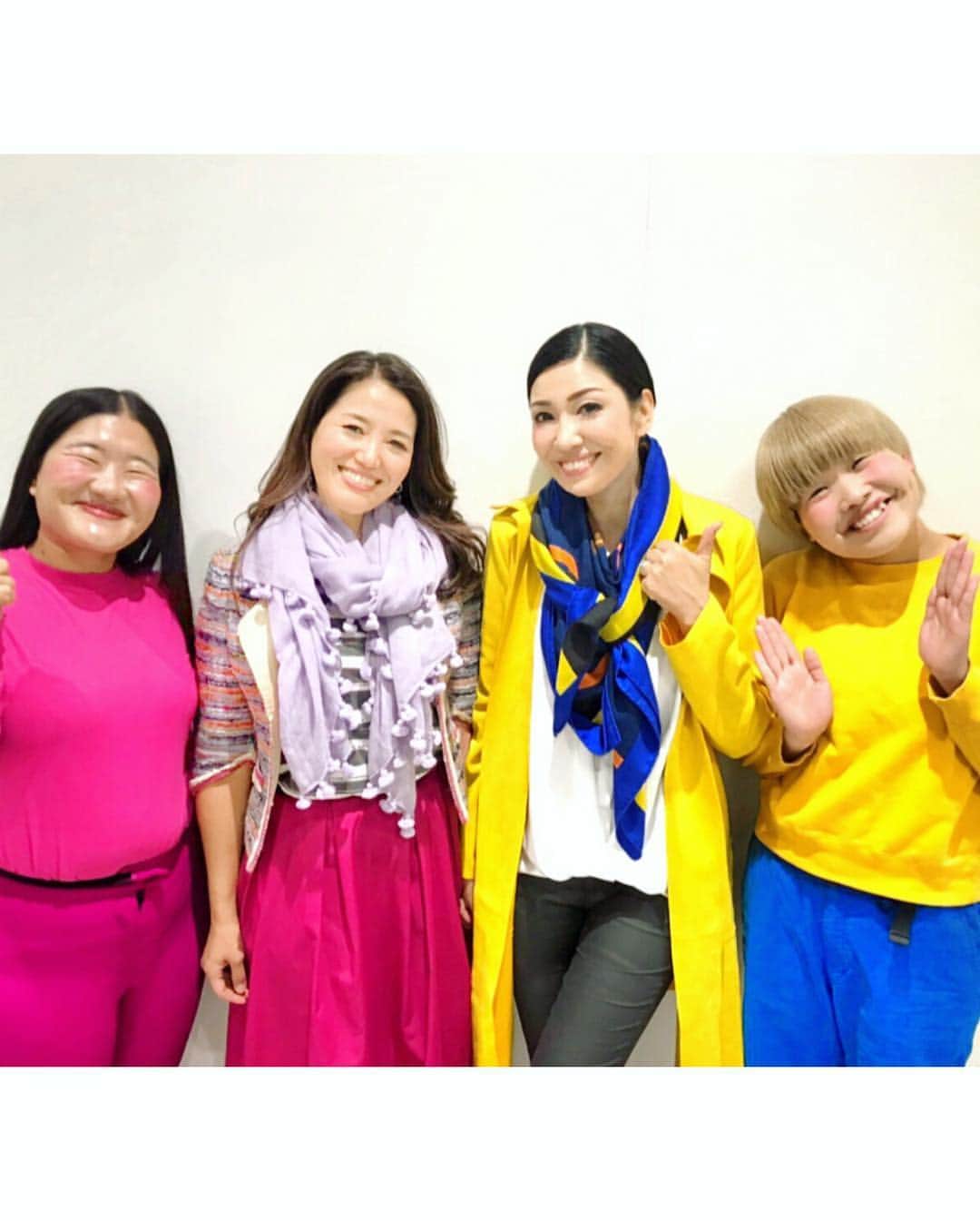 アンミカさんのインスタグラム写真 - (アンミカInstagram)「今日の日本テレビ【メレンゲの気持ち】は、姉妹特集で阿佐ヶ谷姉妹（←本当の姉妹じゃないけど😅)と共演✨ 妹と二人のスタジオ共演は初で、妙に緊張しました💦 阿佐ヶ谷姉妹のファッションチェンジ、楽しかったです♫ 。 #うちの五人兄弟はしっかりしてないと降格させられるので今はわたしが三女に降格中 #阿佐ヶ谷姉妹の仲の良さは私達姉妹以上かも！ #阿佐ヶ谷姉妹さんえりこさんはスタイル抜群で美穂さんはお肌が白く美しくてファッションチェンジの甲斐がありました！ #美穂さんは今年旬のサンドカラーととろみブラウスにティアードスカートで体型カバーと大人の色遊び #えりこさんはスタイル抜群で白の素材違いにブルーのパンプスコーデをスッキリ着こなされて🌟 妹 ライダース  #emmeti  ワンピース  #wb 靴  #revk ピアス  グロッセ  アンミカ上 下 ネックレス  #wb 靴  #revk ピアス #grosse @wb_press_official @grossejapan」3月30日 14時24分 - ahnmikaofficial
