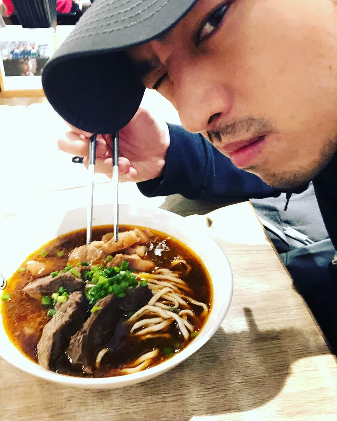 チェン・ボーリンさんのインスタグラム写真 - (チェン・ボーリンInstagram)「在香港也要牛肉麵一下 。😋」3月30日 14時32分 - chenbolin