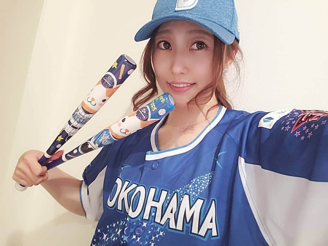 橘亜李彩のインスタグラム：「待ちに待ちに待ちに待ったシーズン！ ついに昨日プロ野球開幕しましたね！ . 開幕戦は今永投手の好投&ナイスバッティング、みんなの打線が繋がって筒香選手の3ランと、トータル8点も取れて最高すぎる初戦でしたね！！！ . まずは開幕2連戦を目指して！！ 今日もがんばれー！！！ . ＼横浜優勝／ . . . #横浜denaベイスターズ #baystars #yokohama #横浜スタジアム #ハマスタ #プロ野球 #開幕 #baseball #今永昇太 #筒香嘉智」