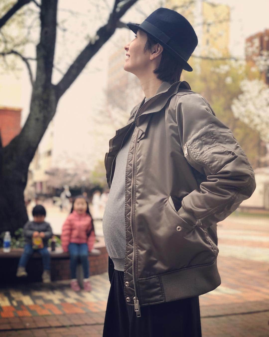 涼紫央さんのインスタグラム写真 - (涼紫央Instagram)「家族で桜を見にお散歩。  お腹も随分大きくなってきました  #妊娠6ヶ月」3月30日 14時49分 - toitoitoi