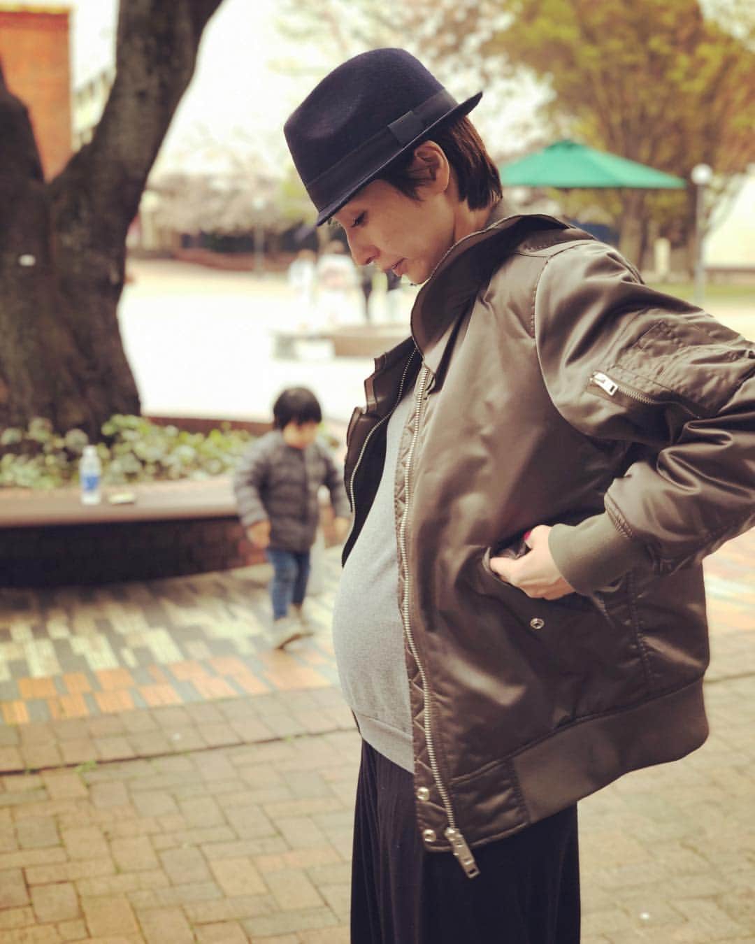 涼紫央さんのインスタグラム写真 - (涼紫央Instagram)「家族で桜を見にお散歩。  お腹も随分大きくなってきました  #妊娠6ヶ月」3月30日 14時49分 - toitoitoi