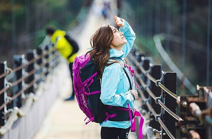 白雪のインスタグラム：「Hiking with @monturajapan ———————————————————————— 私はデザインやフィット感が特にお気に入りです。オンラインでも購入出来ますので是非チェックしてみて下さい☺️⛰🦅 去年に引き続き今年も撮影に参加出来て嬉しいです。今年も宜しくお願い致します♡」
