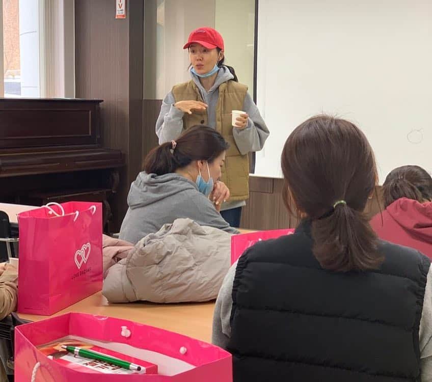 アン・ソニョンさんのインスタグラム写真 - (アン・ソニョンInstagram)「끼아옹💕 . . . 보고싶었던 아기들 실컷 보고, 밥먹이고 씻기고, 간식주고, 적은금액이지만, 제물건&스바로군 물품 온라인경매한금액 + 조금더 보태서 #기부금전달식 도 하고, 멀리 지방서도 이 비오는날 달려와주신 여러분들과 같이 눈맞추고 봉사할수 있어서 너무 행복한 토요일이었네요😍 . . . 와주신 한분한분 모두모두  #감사합니다🙏  #사랑합니다❤️ . . . #우리또만나요🙌  #러브바자서포터즈❤️」3月30日 14時50分 - anney_an_love