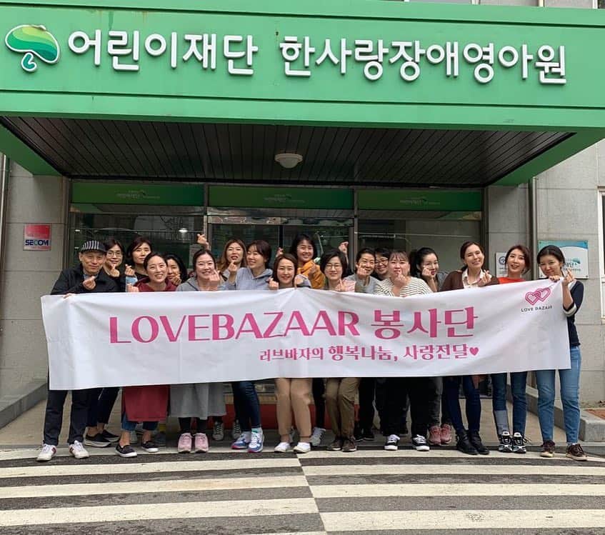 アン・ソニョンさんのインスタグラム写真 - (アン・ソニョンInstagram)「끼아옹💕 . . . 보고싶었던 아기들 실컷 보고, 밥먹이고 씻기고, 간식주고, 적은금액이지만, 제물건&스바로군 물품 온라인경매한금액 + 조금더 보태서 #기부금전달식 도 하고, 멀리 지방서도 이 비오는날 달려와주신 여러분들과 같이 눈맞추고 봉사할수 있어서 너무 행복한 토요일이었네요😍 . . . 와주신 한분한분 모두모두  #감사합니다🙏  #사랑합니다❤️ . . . #우리또만나요🙌  #러브바자서포터즈❤️」3月30日 14時50分 - anney_an_love