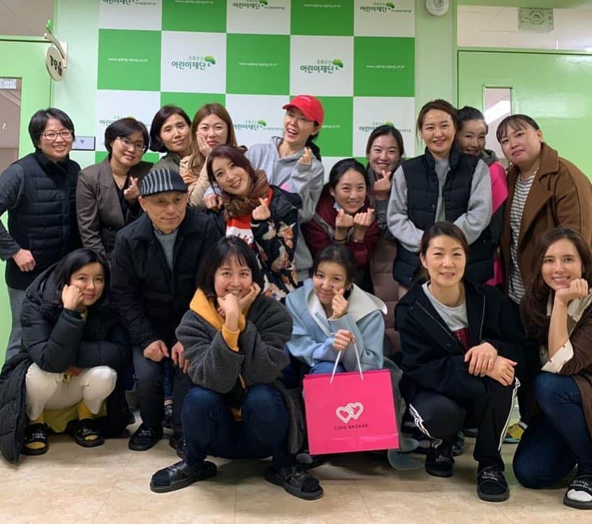 アン・ソニョンさんのインスタグラム写真 - (アン・ソニョンInstagram)「끼아옹💕 . . . 보고싶었던 아기들 실컷 보고, 밥먹이고 씻기고, 간식주고, 적은금액이지만, 제물건&스바로군 물품 온라인경매한금액 + 조금더 보태서 #기부금전달식 도 하고, 멀리 지방서도 이 비오는날 달려와주신 여러분들과 같이 눈맞추고 봉사할수 있어서 너무 행복한 토요일이었네요😍 . . . 와주신 한분한분 모두모두  #감사합니다🙏  #사랑합니다❤️ . . . #우리또만나요🙌  #러브바자서포터즈❤️」3月30日 14時50分 - anney_an_love