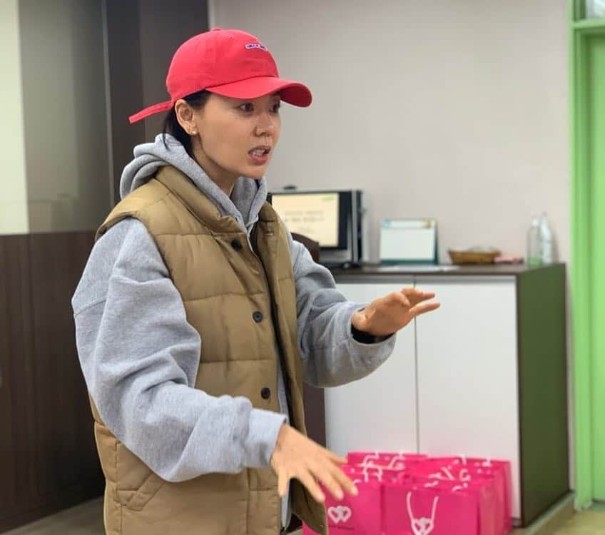 アン・ソニョンさんのインスタグラム写真 - (アン・ソニョンInstagram)「끼아옹💕 . . . 보고싶었던 아기들 실컷 보고, 밥먹이고 씻기고, 간식주고, 적은금액이지만, 제물건&스바로군 물품 온라인경매한금액 + 조금더 보태서 #기부금전달식 도 하고, 멀리 지방서도 이 비오는날 달려와주신 여러분들과 같이 눈맞추고 봉사할수 있어서 너무 행복한 토요일이었네요😍 . . . 와주신 한분한분 모두모두  #감사합니다🙏  #사랑합니다❤️ . . . #우리또만나요🙌  #러브바자서포터즈❤️」3月30日 14時50分 - anney_an_love